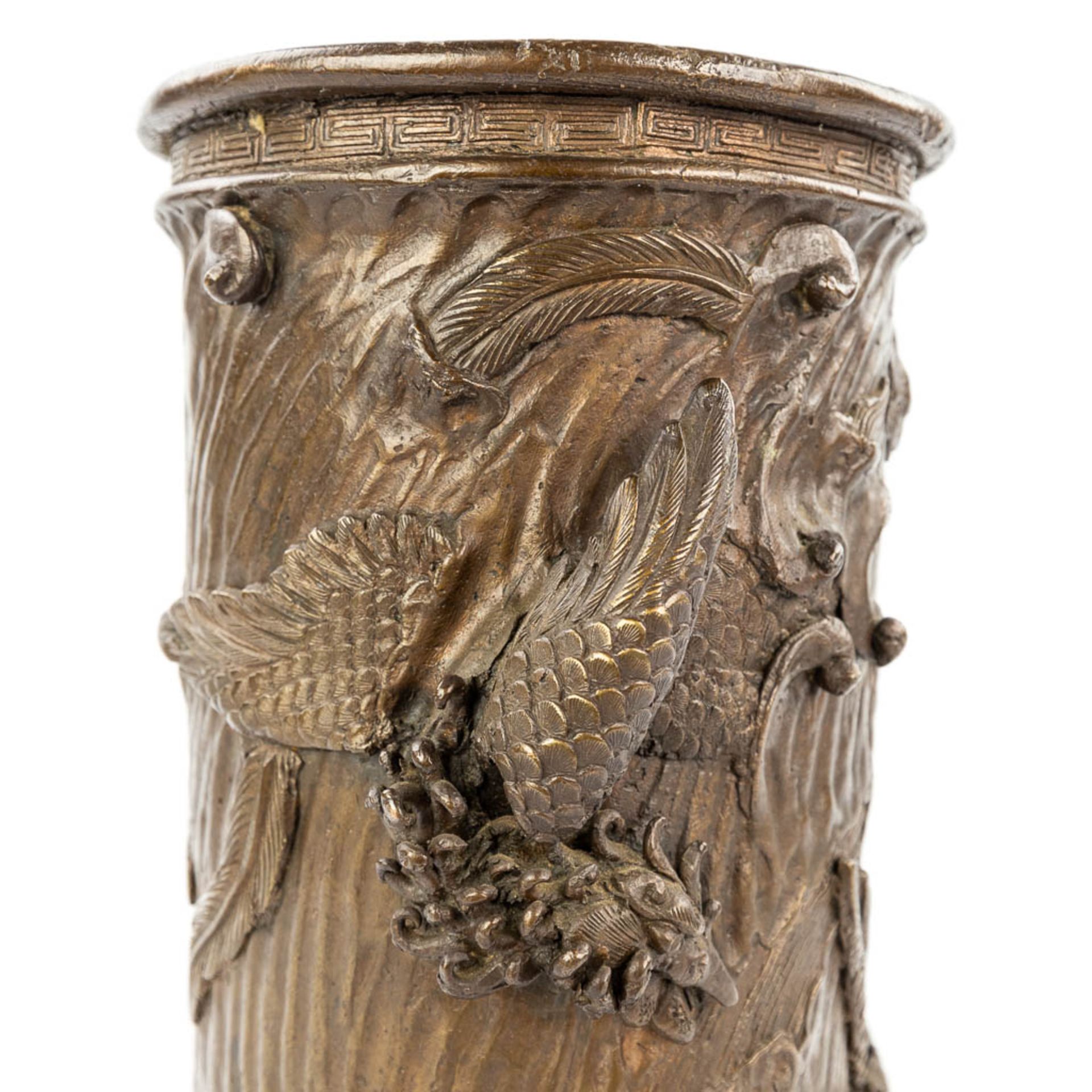 A brush pot made of bronze and decorated with mythological figurines, cranes and bonsai tree. (H:25) - Bild 5 aus 11