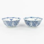 A pair of Chinese bowls made of porcelain with blue-white flower decor and marked Kangxi. (H:7,2cm)