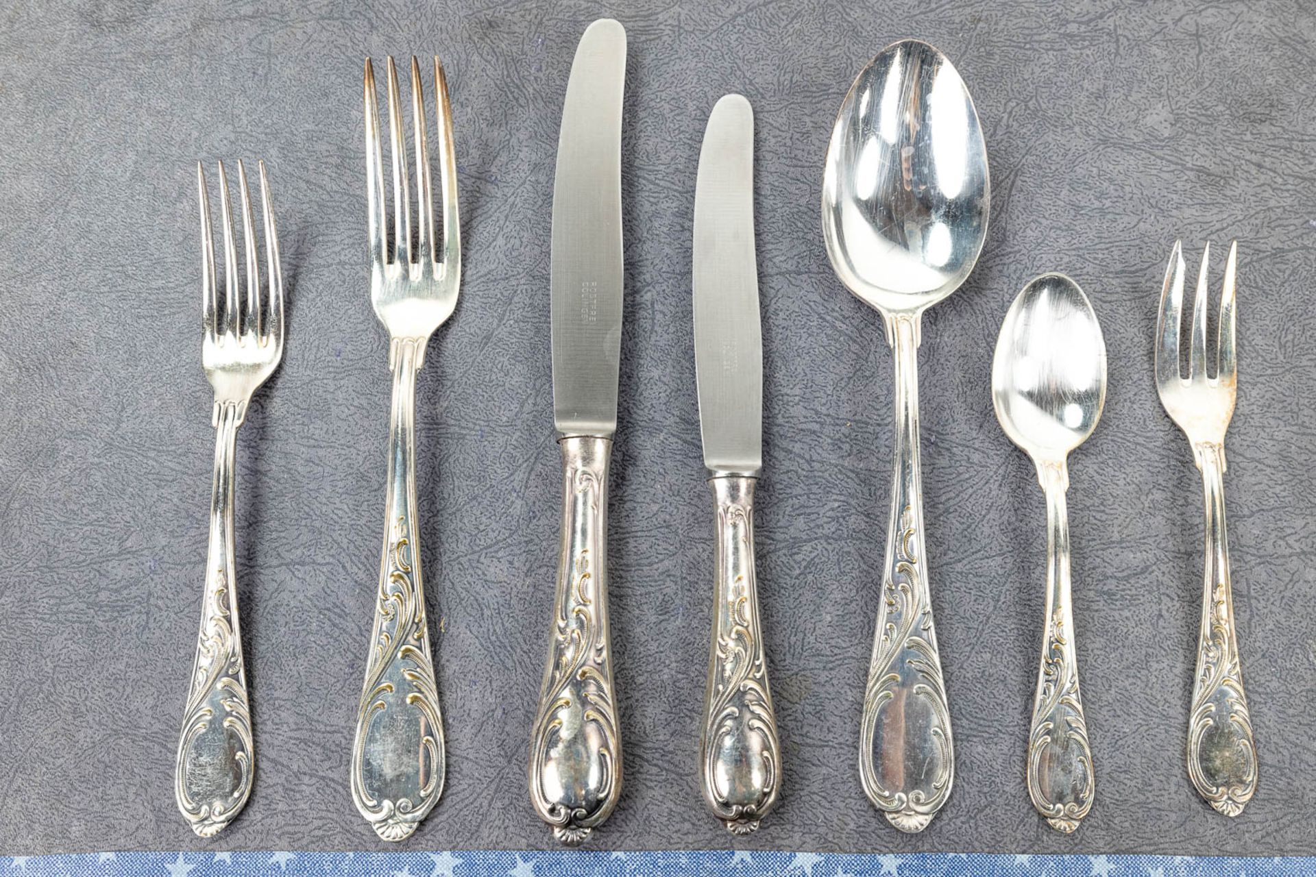 An assembled collection of silver-plated cutlery and accessories. - Image 13 of 15