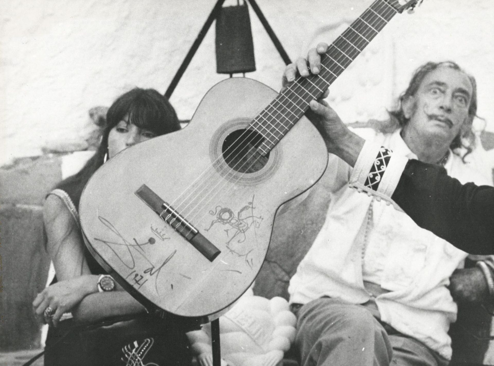 Salvador DALI (1904-1989) a signed guitar dated 1971. (H:99cm) - Image 41 of 42