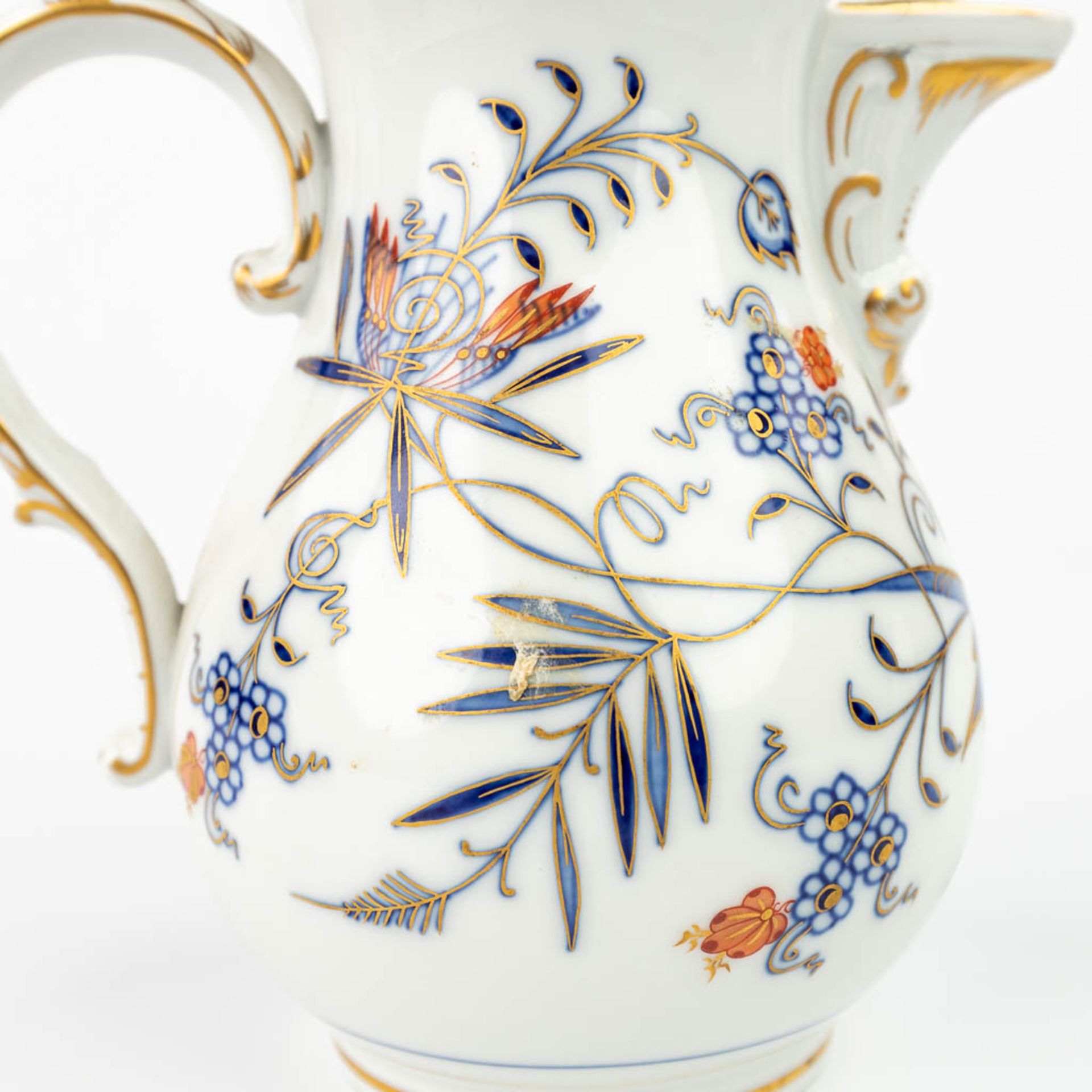 A collection of 2 coffee pots and a milk jug made by Meissen porcelain, 20th century. (H:17cm) - Image 13 of 17