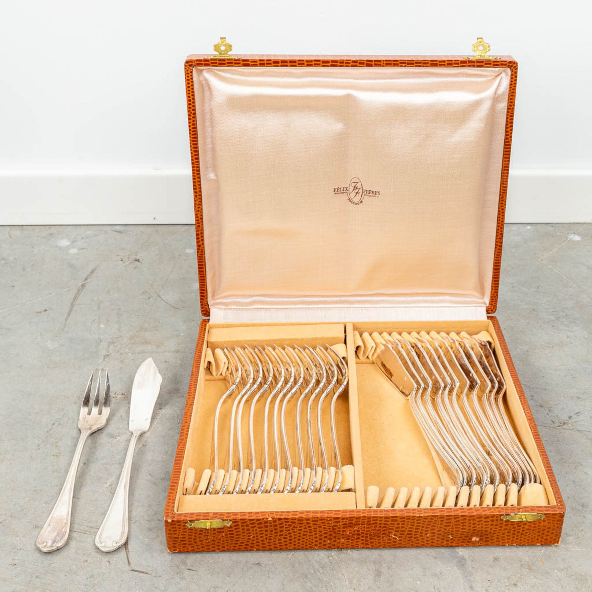 A 24-piece silver-plated cutlery in multiple boxes and marked Felix Frres. - Image 12 of 17