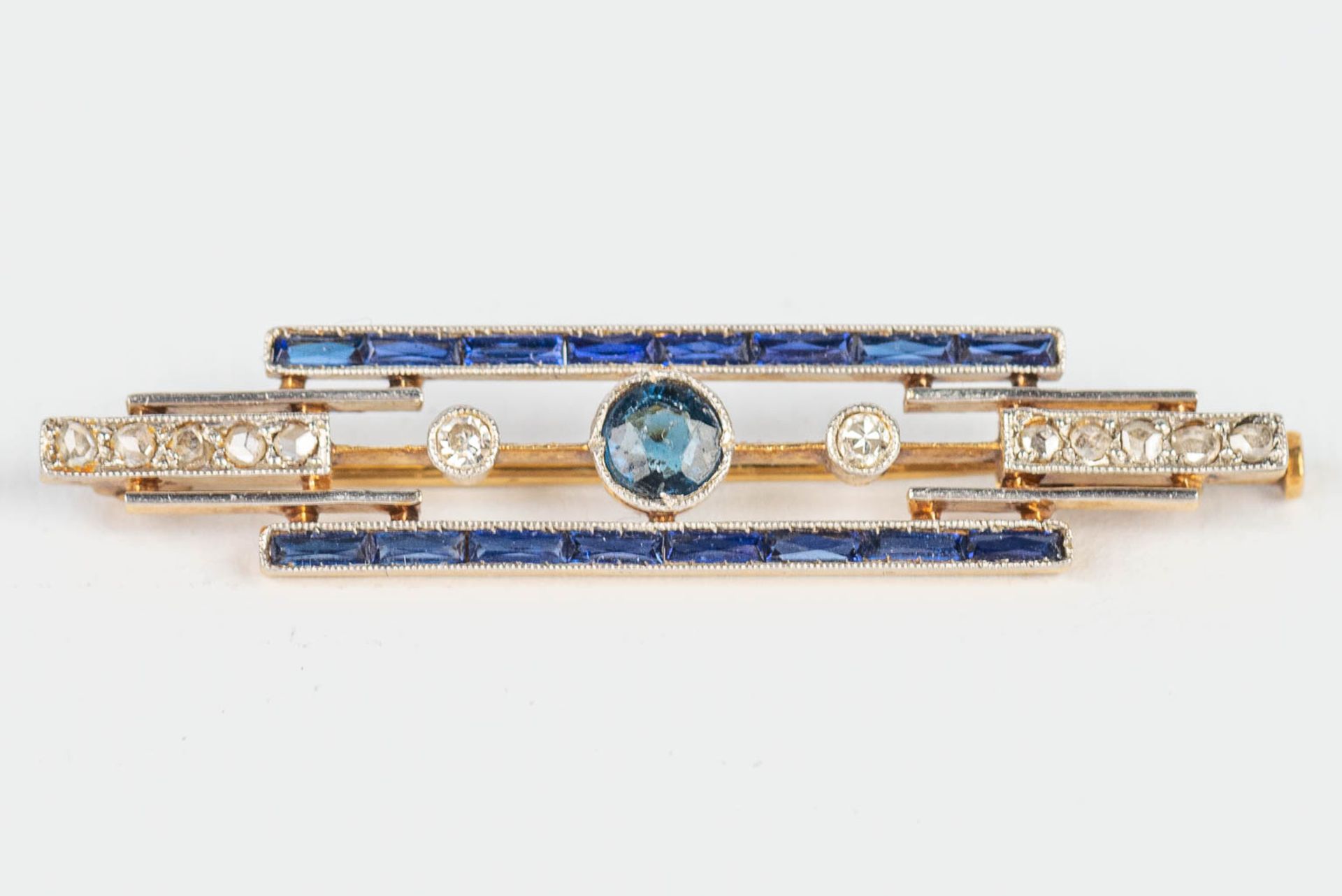 A small brooch made of yellow and white gold in art deco style, with blue sapphires. - Image 7 of 10