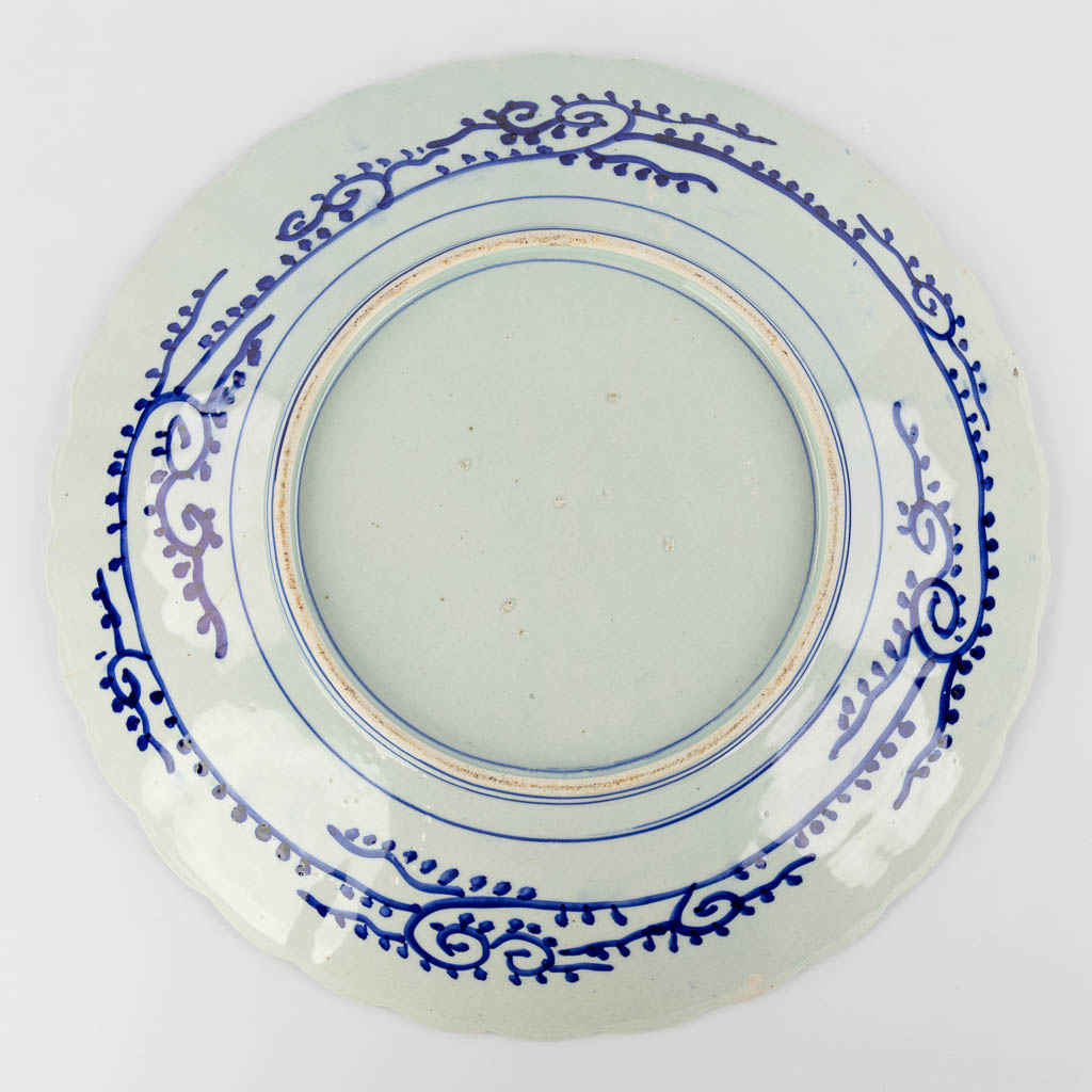 A large Japanese plate made of Imari porcelain. - Image 7 of 12