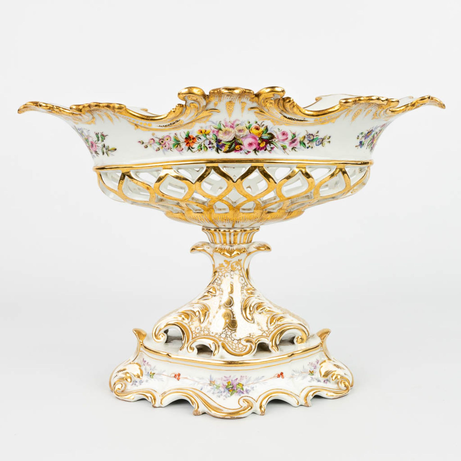 A table centrepiece made of Brussels Porcelain in Louis Philippe style, with hand-painted decor. (H: - Image 7 of 13