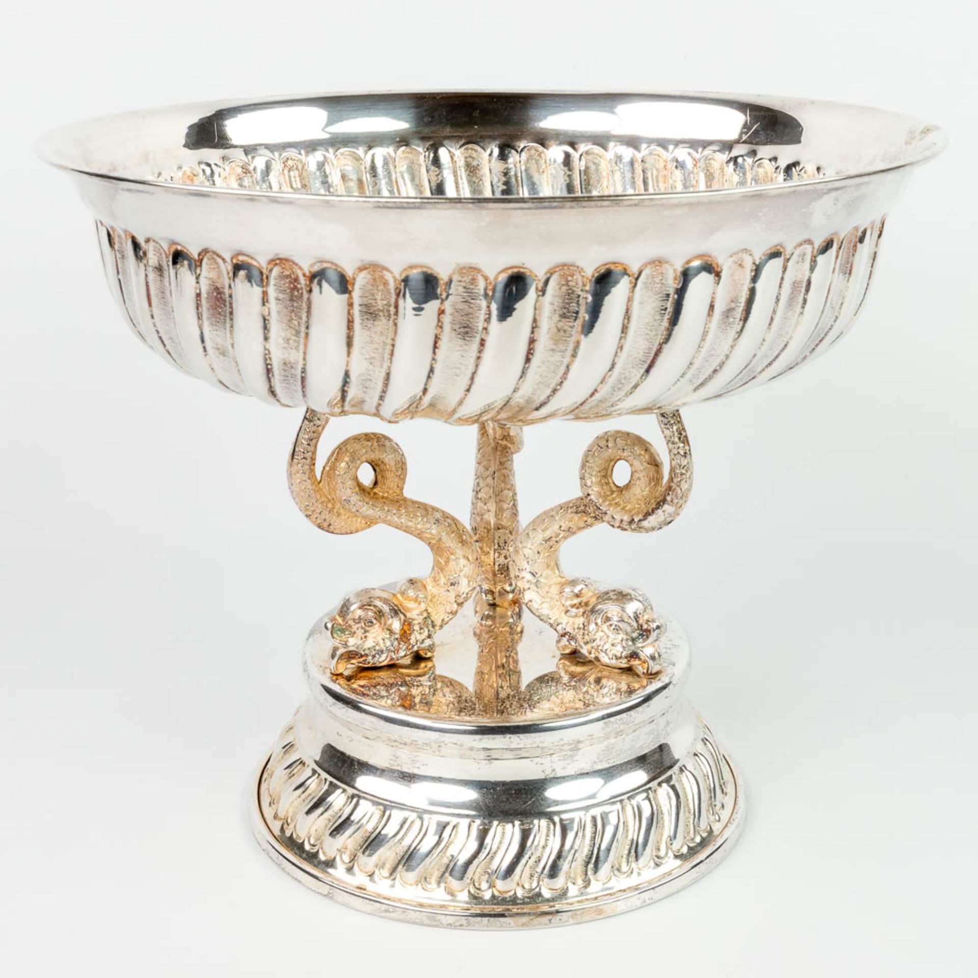 A tazza made of silver-plated metal and decorated with fish figurines. 20th century, not stamped. 15 - Image 4 of 8