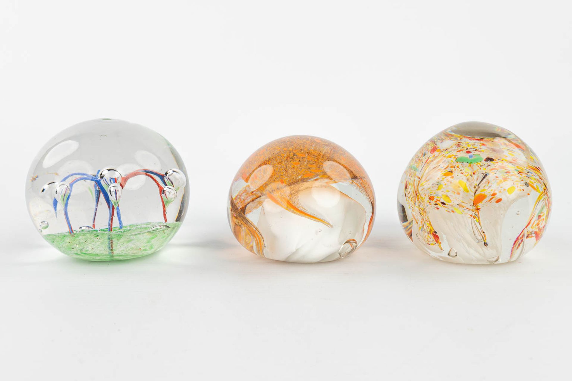 A collection of 7 paperweights made in Murano and decorated with abstract glass art. (H:7,5cm) - Image 3 of 14