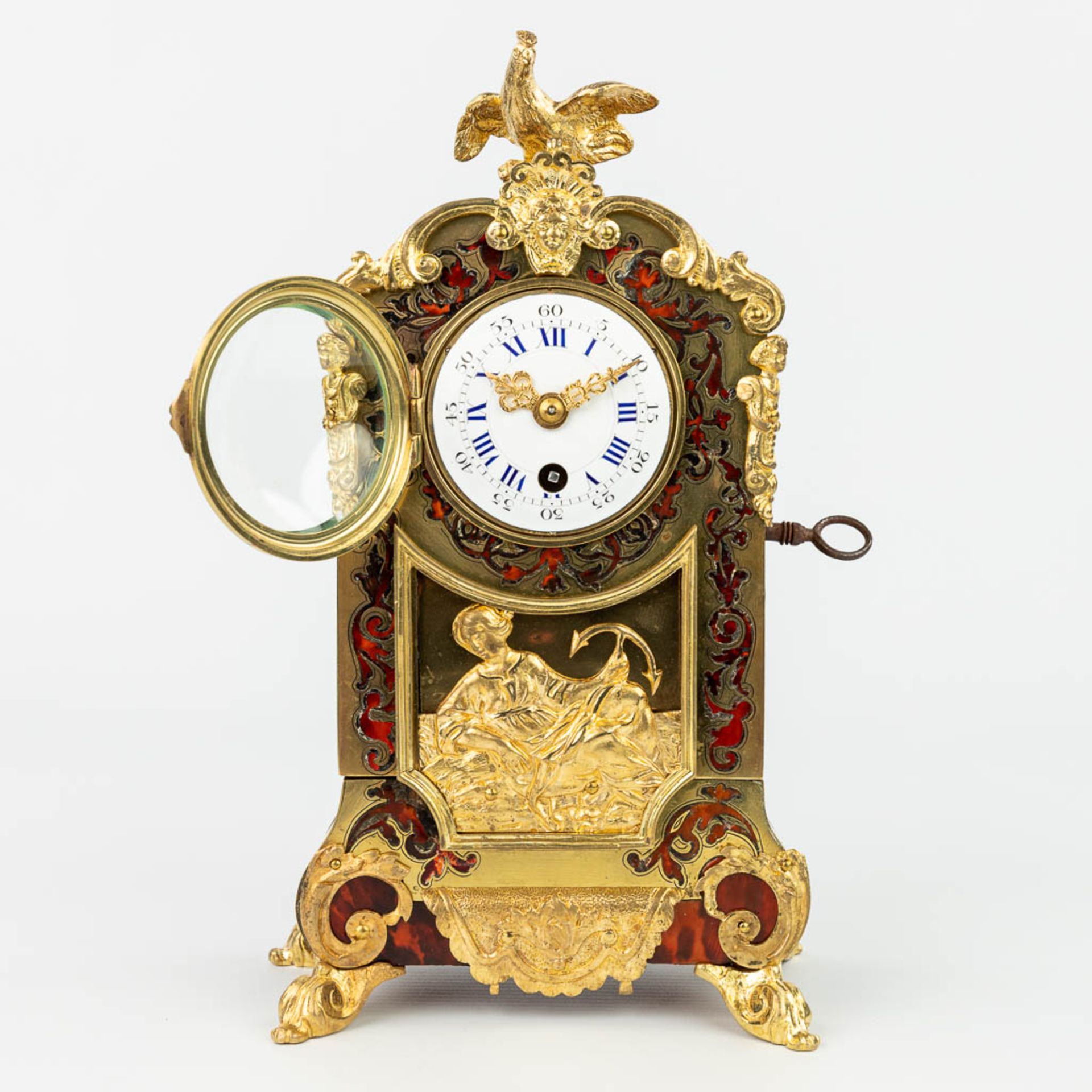 A mantle clock finished with tortoise shell Boulle inlay and mounted with gilt bronze. (H:26cm) - Image 6 of 12