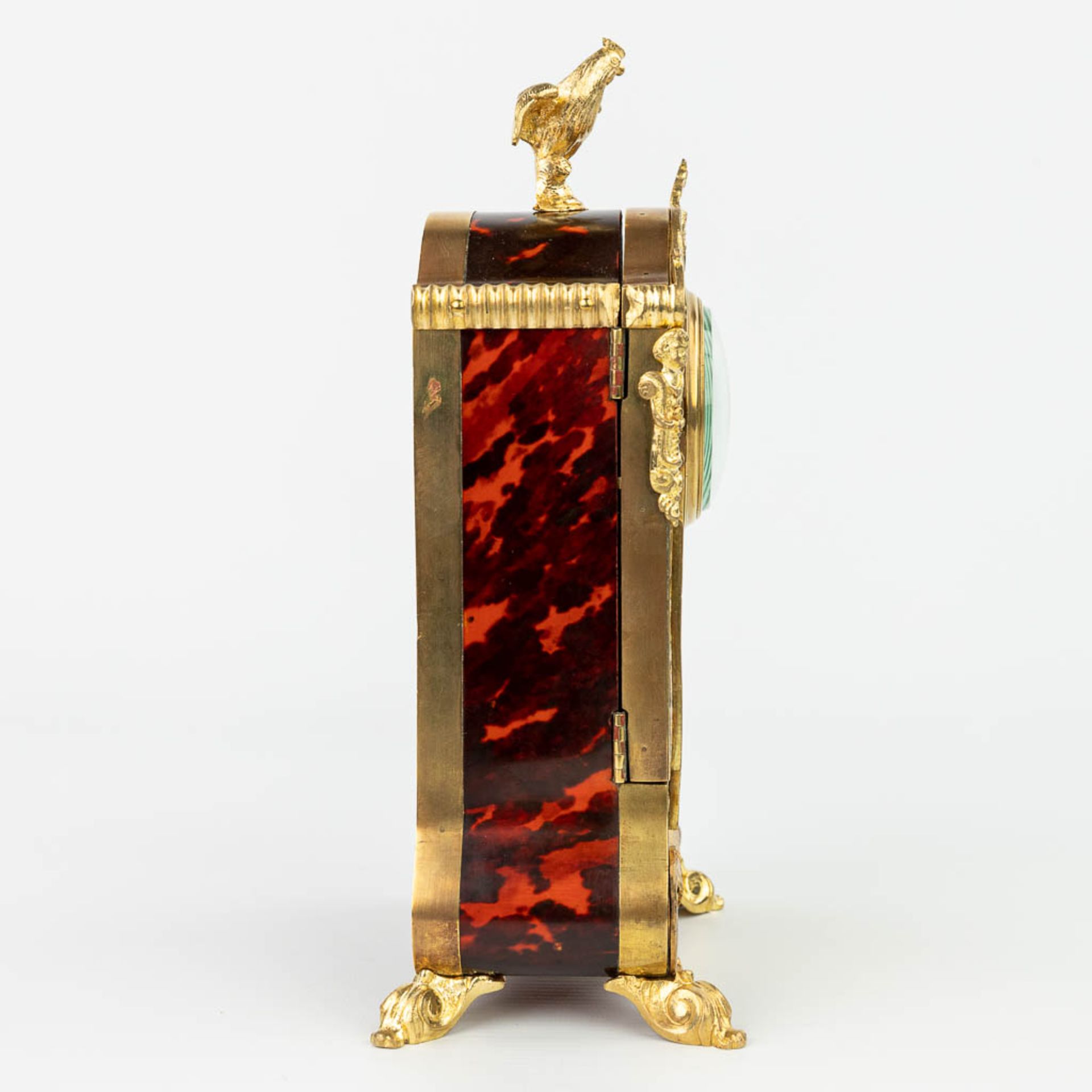 A mantle clock finished with tortoise shell Boulle inlay and mounted with gilt bronze. (H:26cm) - Image 4 of 12