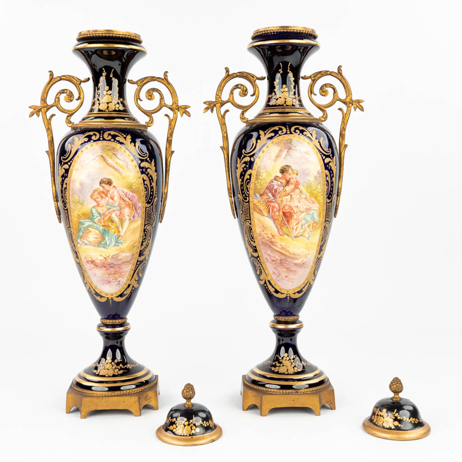 Een paar vazen gemaakt uit porselein en gemonteerd met brons, Sèvres. handgeschilderd decor gemerkt - Image 12 of 17
