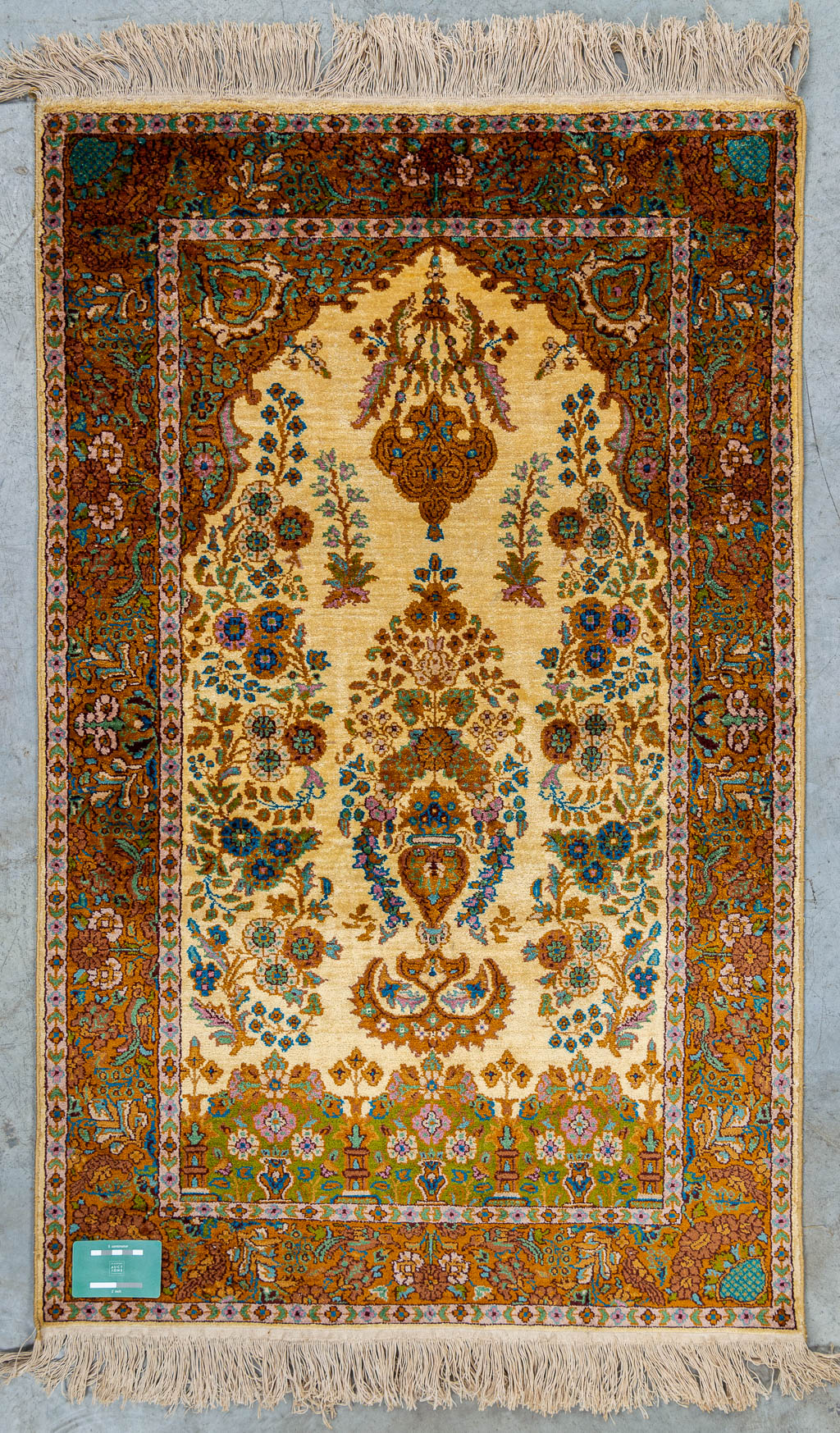 An oriental hand-made carpet made in Kashmir, India. (118 x 75 cm) - Image 5 of 7