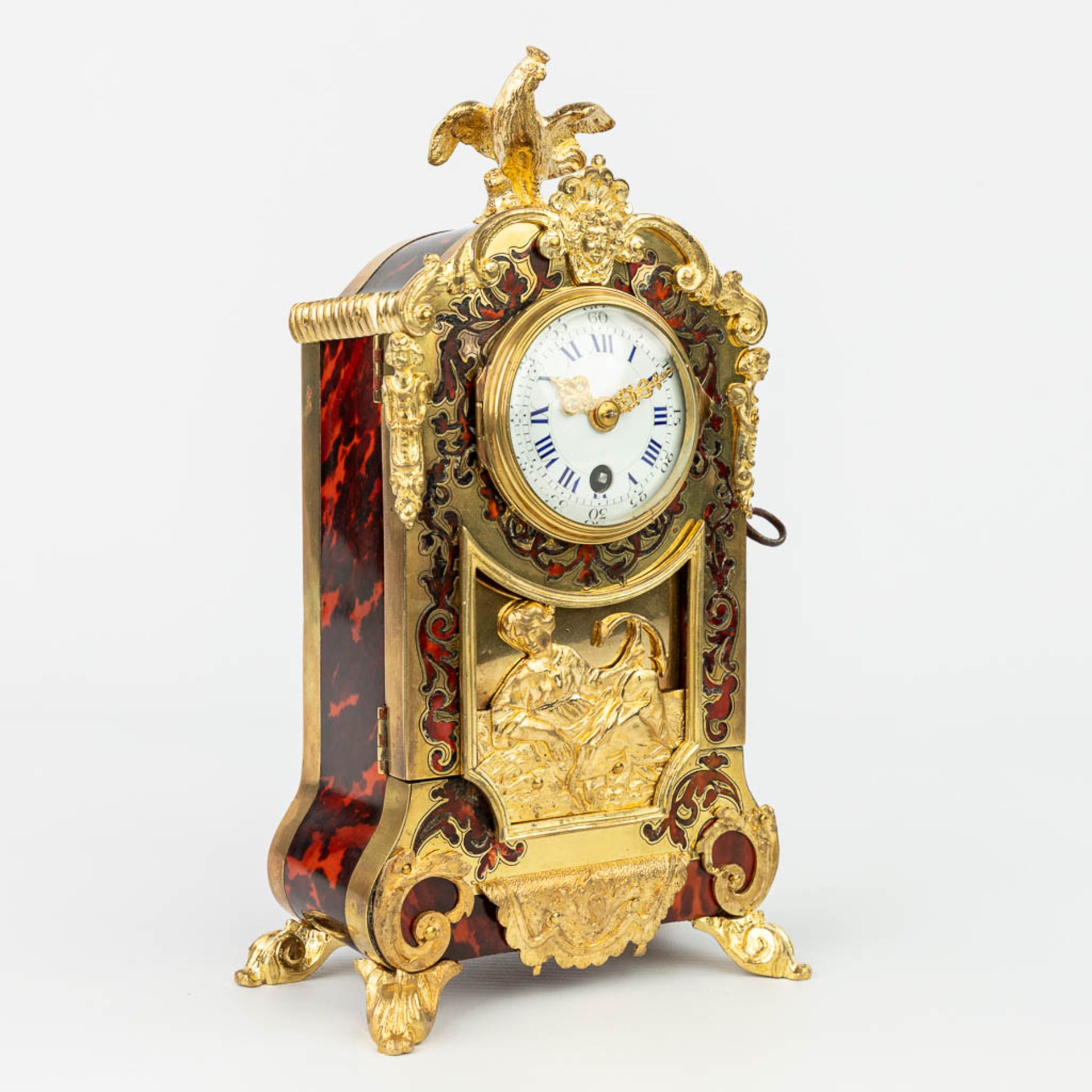 A mantle clock finished with tortoise shell Boulle inlay and mounted with gilt bronze. (H:26cm) - Image 7 of 12