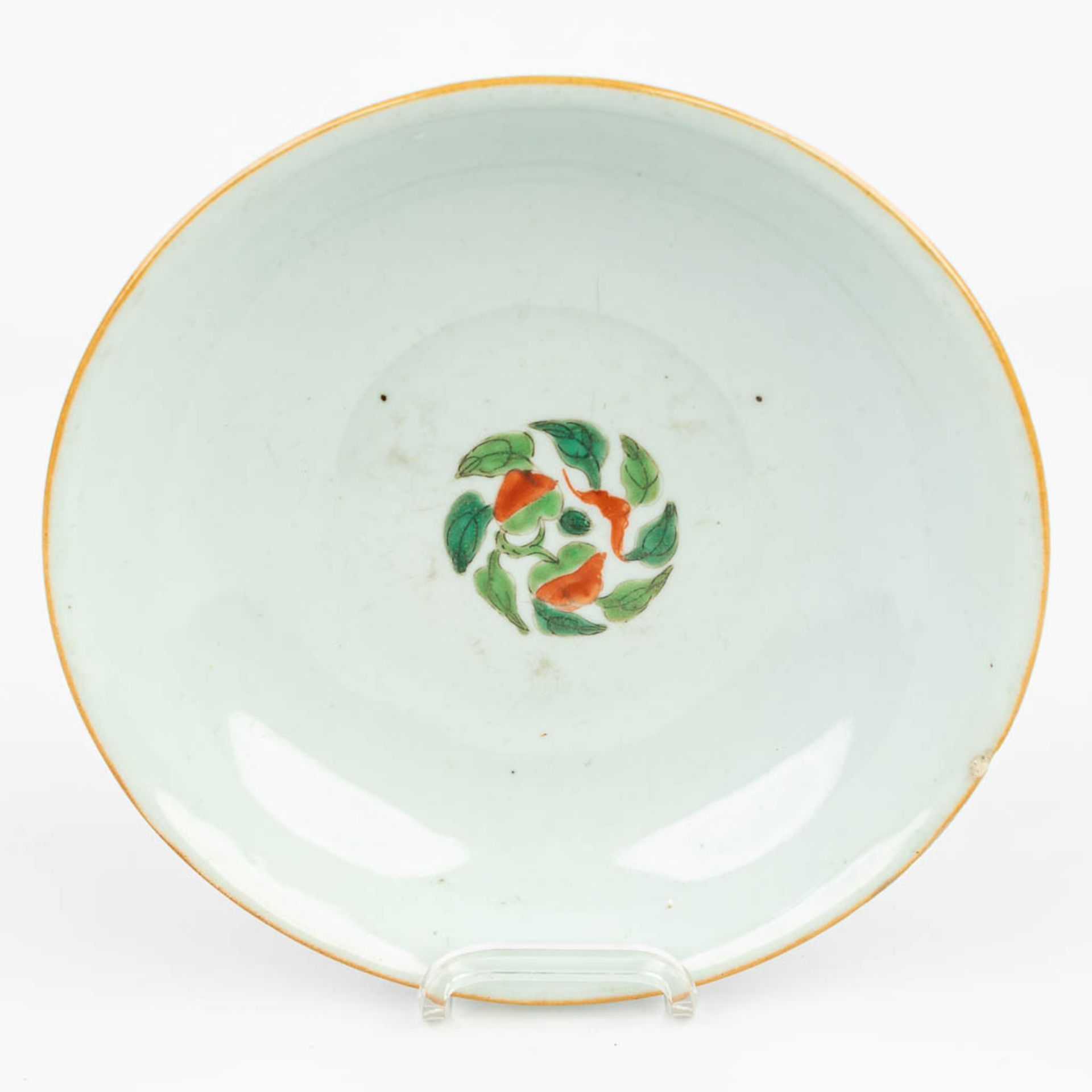 A collection of 7 Chinese and Japanese plates made of porcelain, Imari. - Image 4 of 13