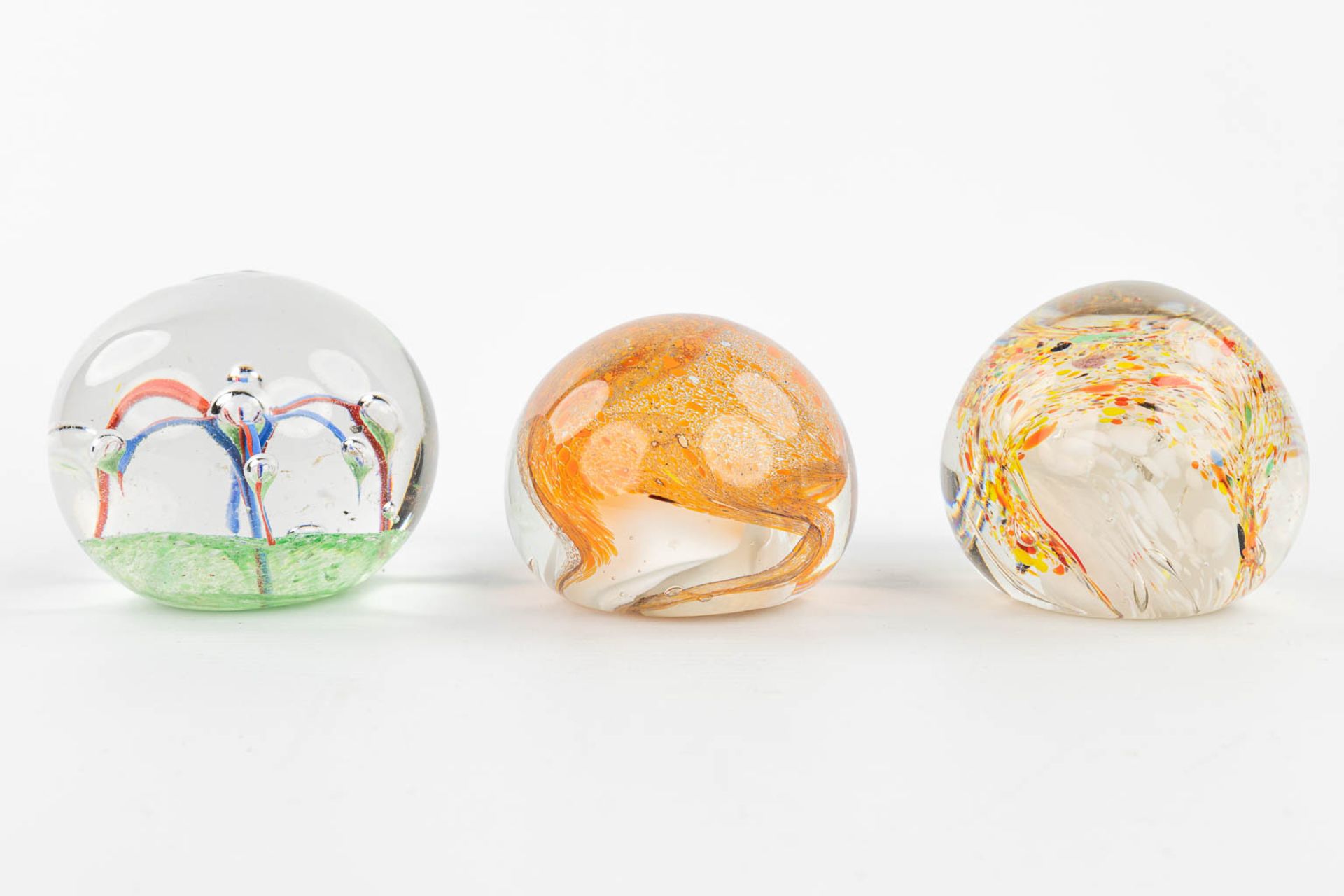 A collection of 7 paperweights made in Murano and decorated with abstract glass art. (H:7,5cm) - Image 12 of 14