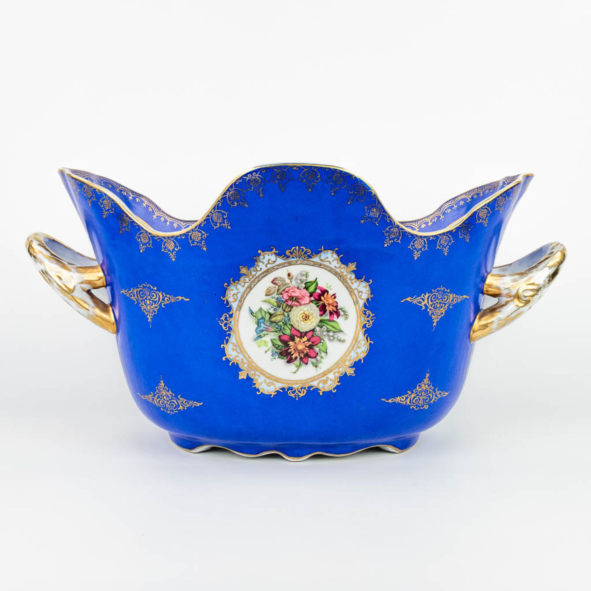 A large wine cooler made of porcelain with flower decor and marked with the Meissener logo. (H:28cm) - Image 7 of 13