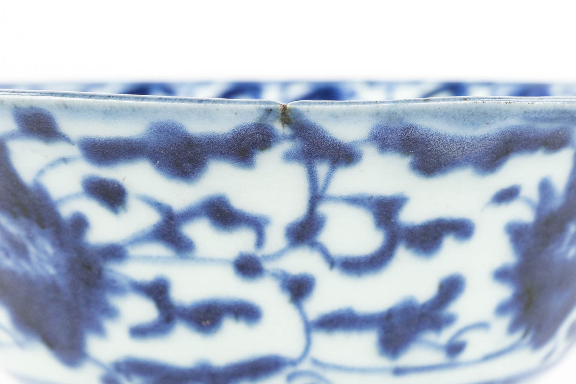 A pair of Chinese bowls made of porcelain with a blue-white decor. (H:7,2cm) - Image 10 of 13