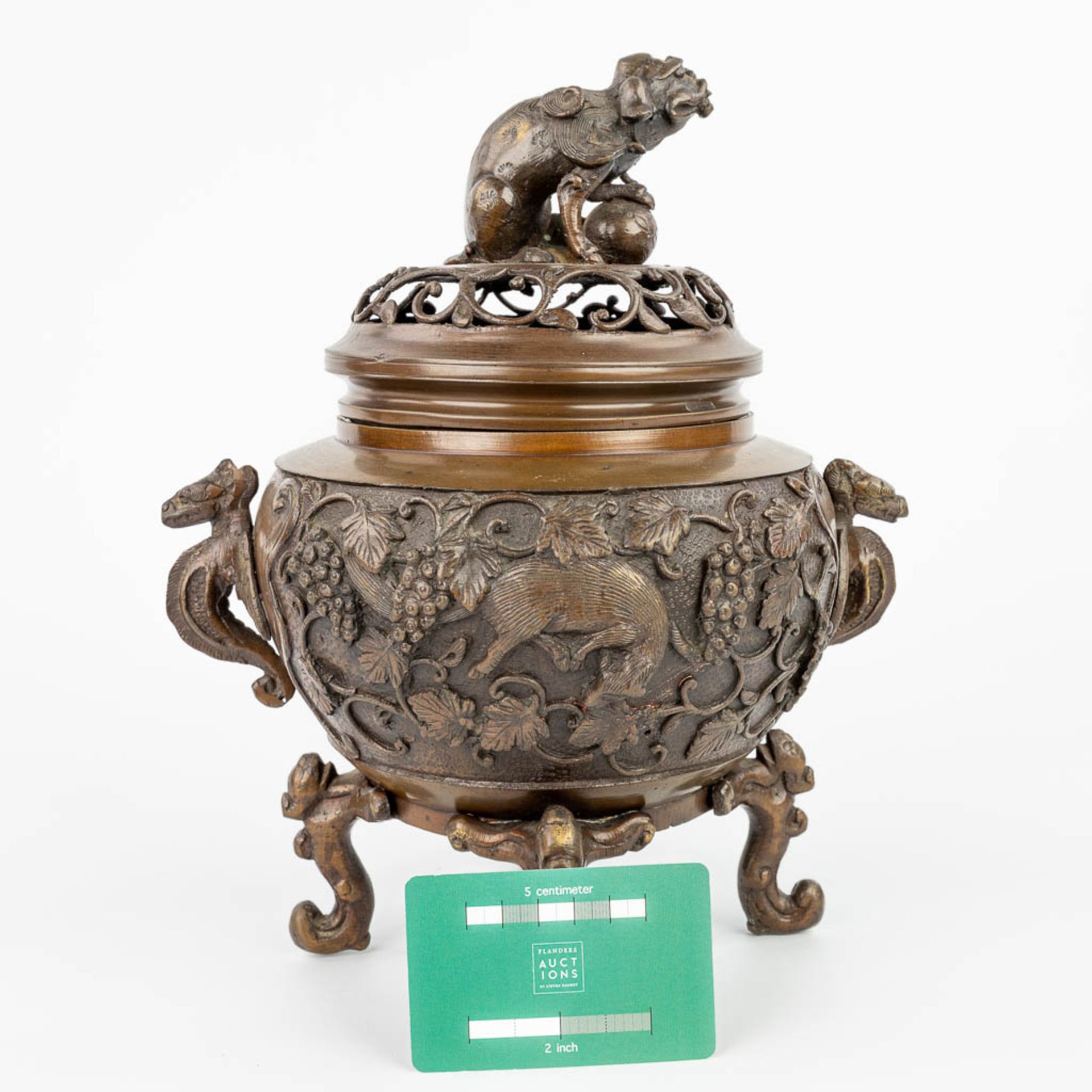 An Oriental Brûle Parfum made of patinated bronze and decorated with figurines. (H:28cm) - Image 2 of 16