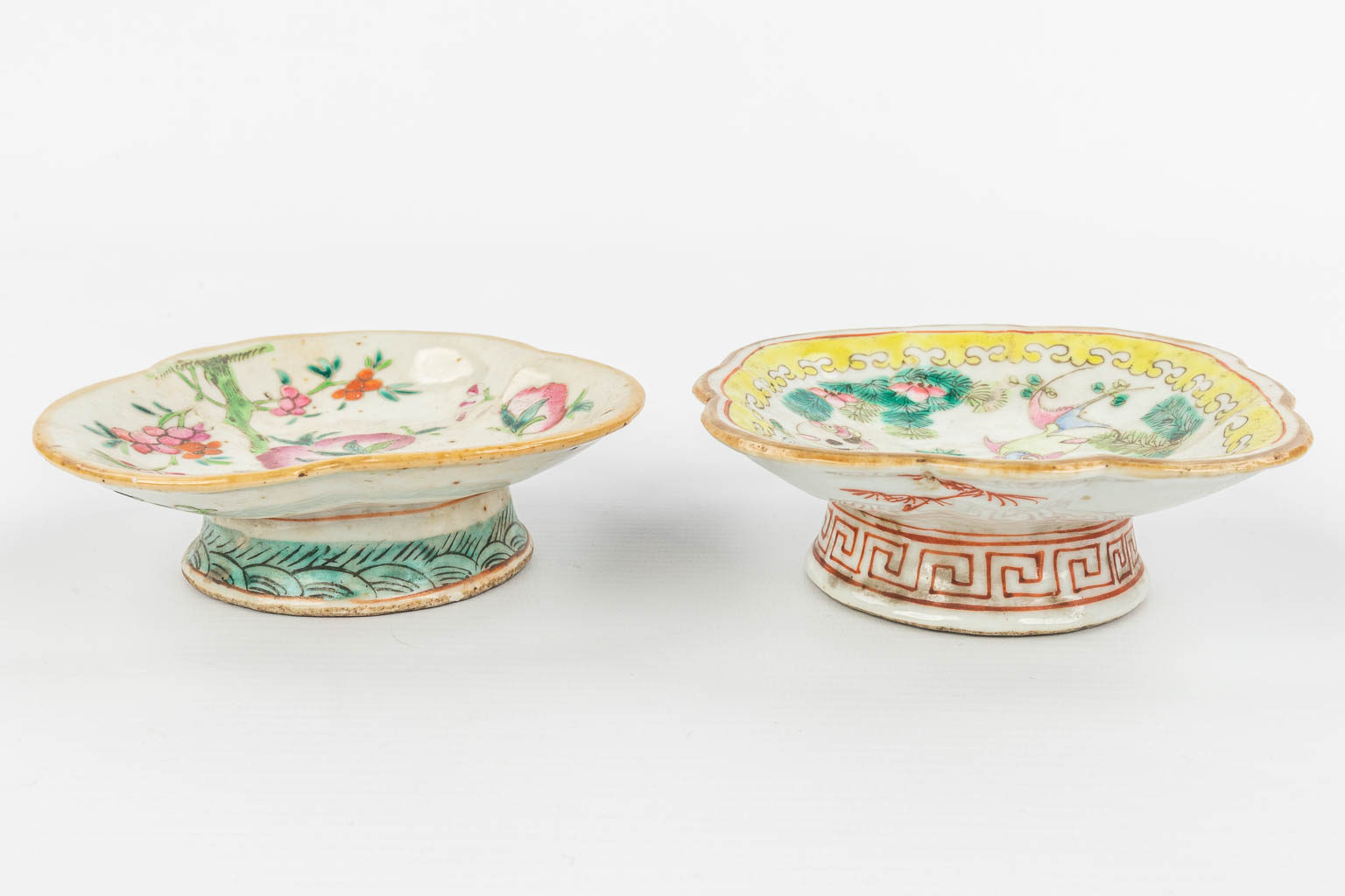A collection of 2 Oriental bowls with images of peaches and fish. 19th century. (H:3,5cm) - Image 10 of 13