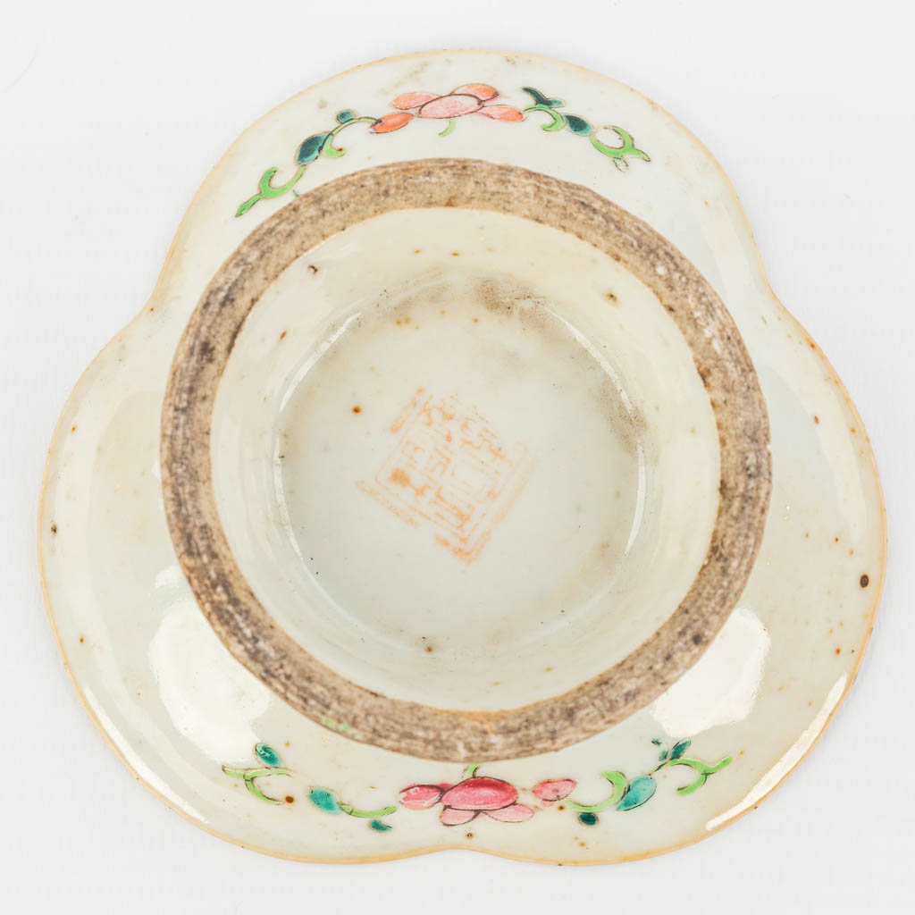 A collection of 2 Oriental bowls with images of peaches and fish. 19th century. (H:3,5cm) - Image 5 of 13