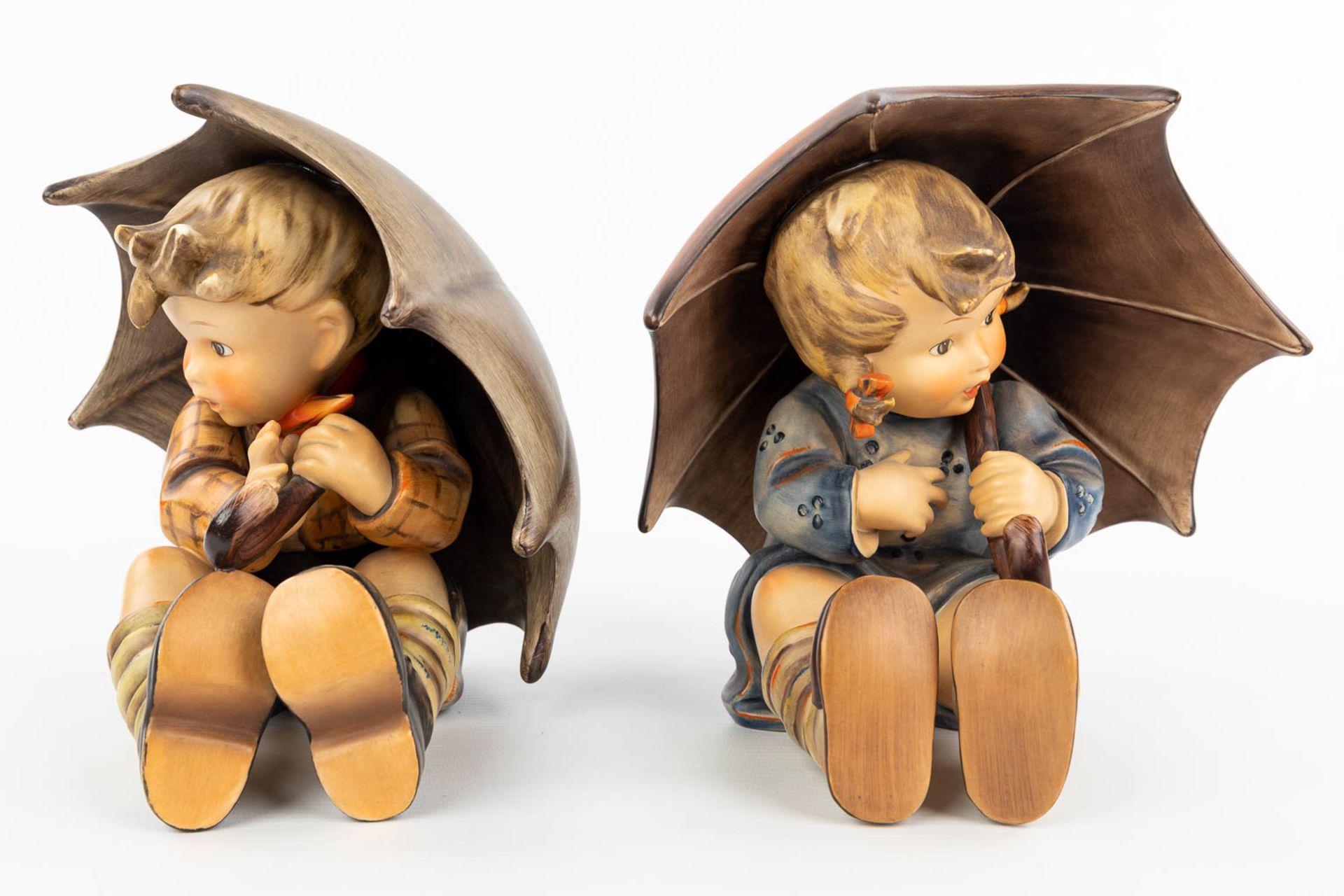 A collection of 2 statues of children with an umbrella made by Hummel. (H:19cm) - Image 12 of 13