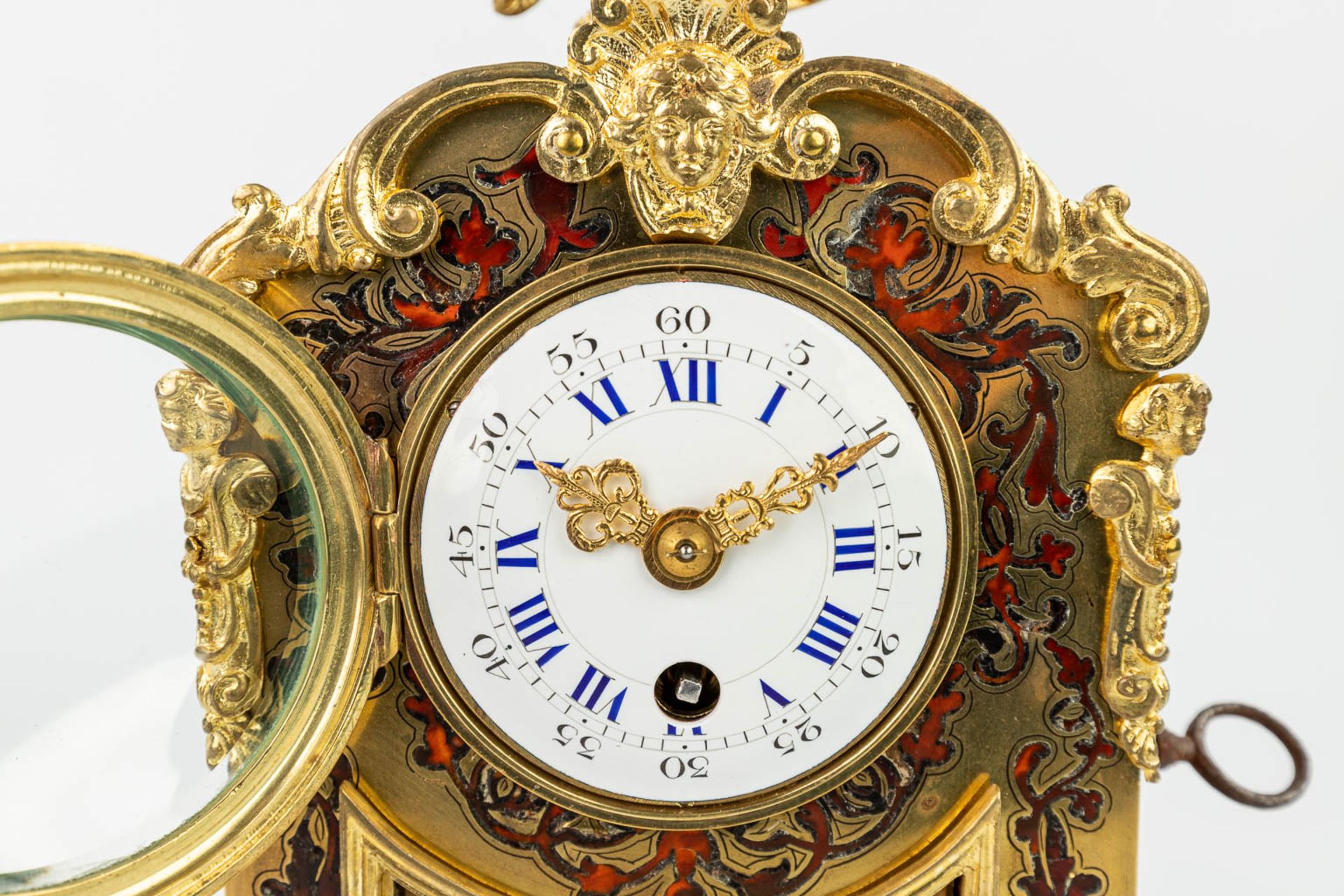 A mantle clock finished with tortoise shell Boulle inlay and mounted with gilt bronze. (H:26cm) - Image 11 of 12