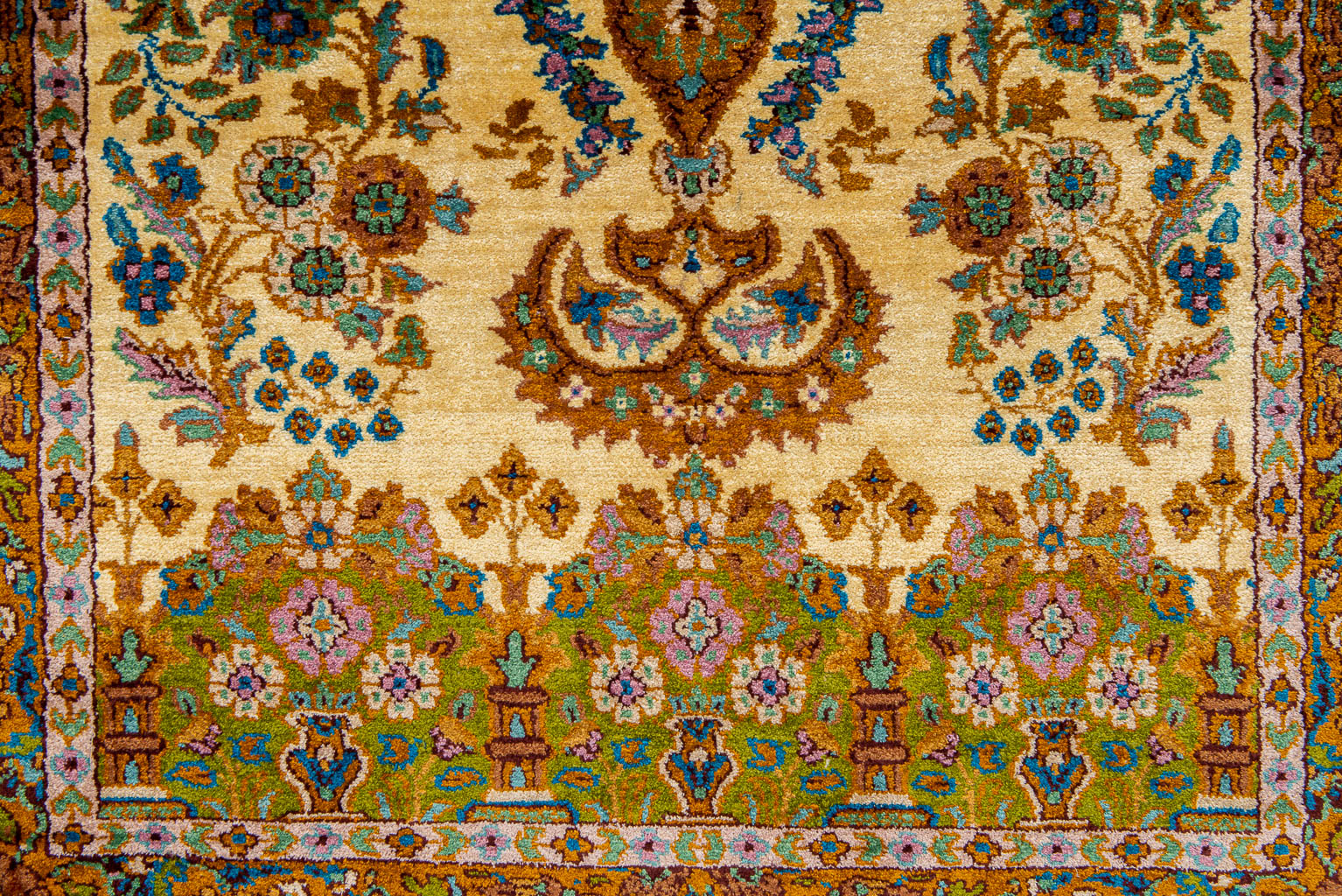 An oriental hand-made carpet made in Kashmir, India. (118 x 75 cm) - Image 4 of 7