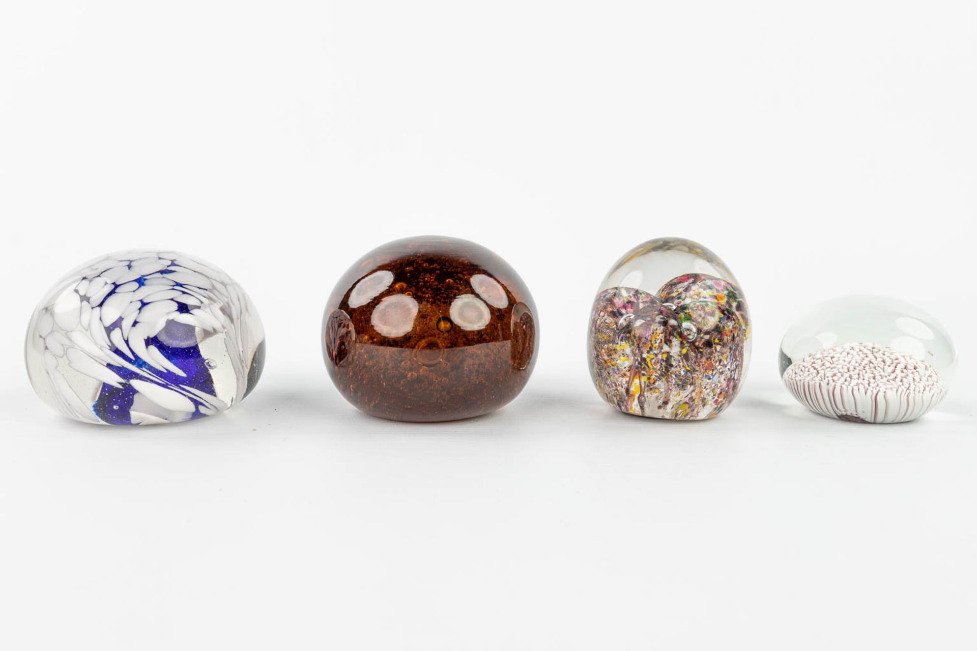 A collection of 7 paperweights made in Murano and decorated with abstract glass art. (H:7,5cm) - Image 2 of 14