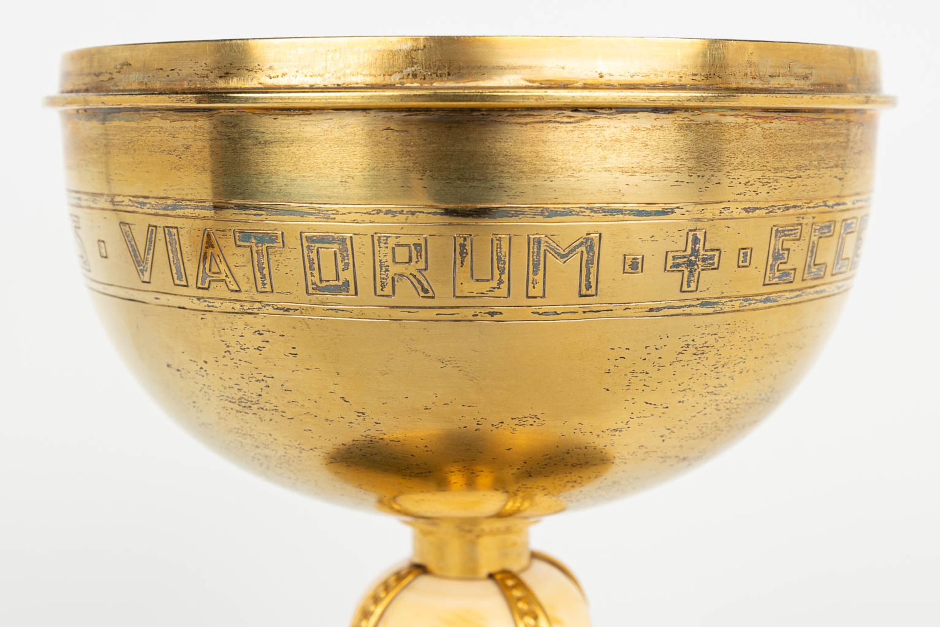 An art deco ciboria 'Viatorum Ecce Panis' and made of gold-plated silver. (H:25cm) - Image 6 of 12