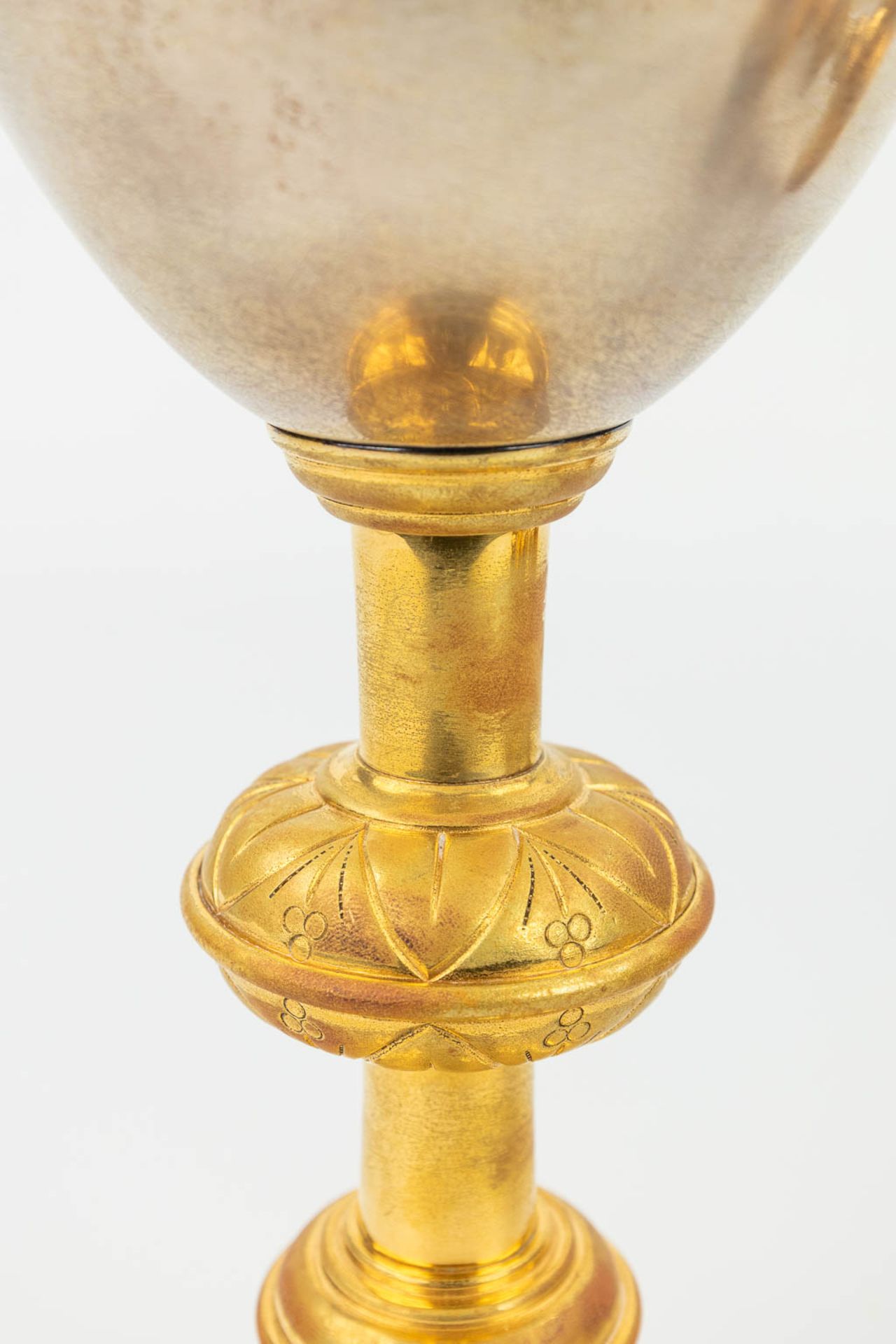 A collection of 4 large ciboria and a chalice made of silver and gold plated metal. - Image 16 of 24