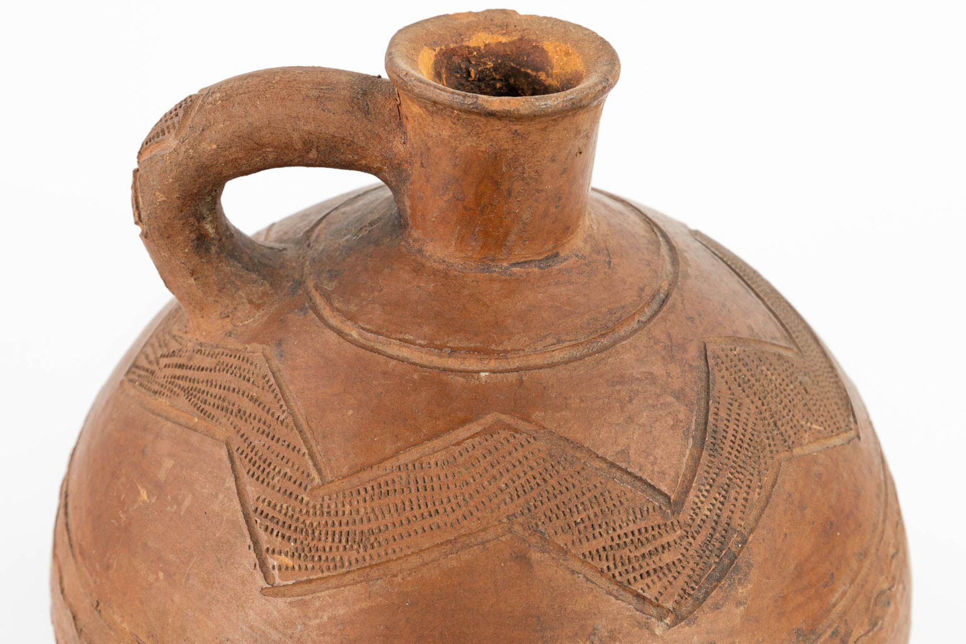 An antique jug with the original stopper made of terracotta finished with sgraffito decor. (H:32cm) - Image 9 of 12