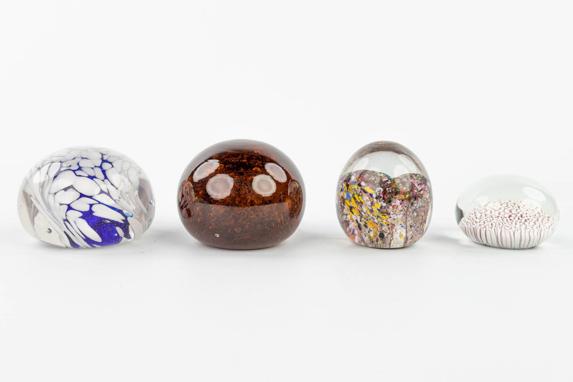 A collection of 7 paperweights made in Murano and decorated with abstract glass art. (H:7,5cm) - Image 11 of 14
