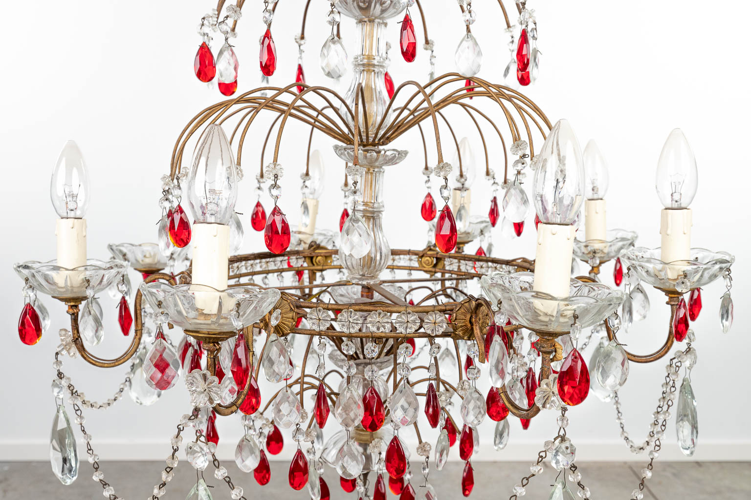 A decorative chandelier made of brass and decorated with white and red glass. (H:95cm) - Image 7 of 11