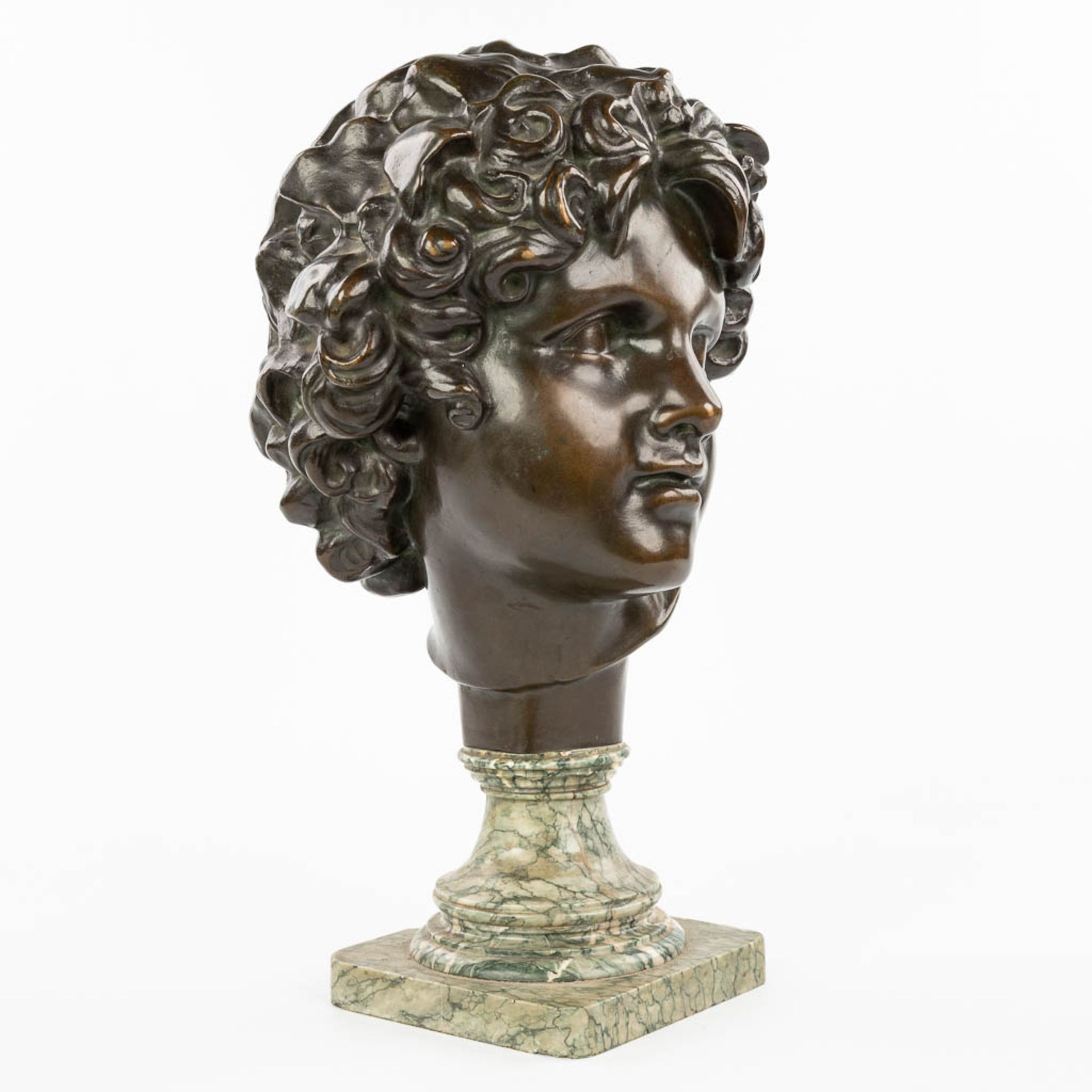 A bronze head of a young man, mounted on a marble base. Marked Peterman, Brussels. (H:40cm) - Image 4 of 11