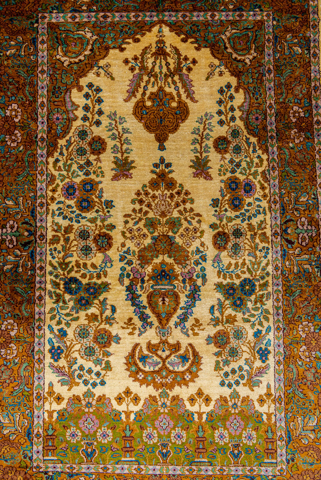 An oriental hand-made carpet made in Kashmir, India. (118 x 75 cm) - Image 6 of 7