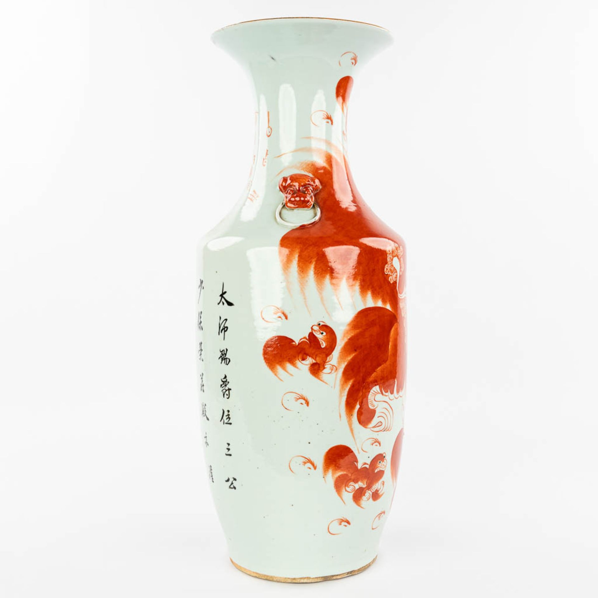 A Chinese vase made of porcelain and decorated with a red foo dog. (H:59cm) - Image 4 of 14
