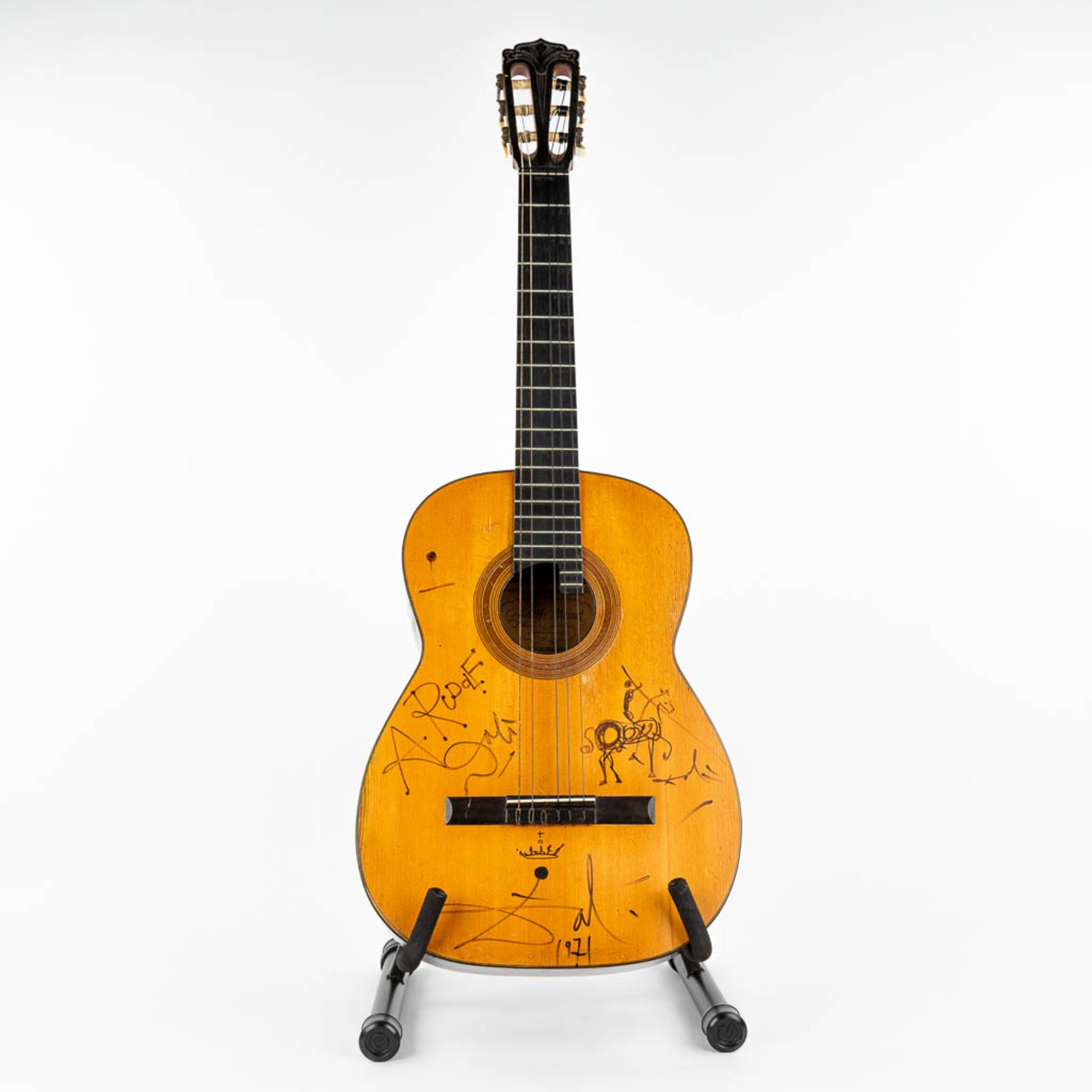 Salvador DALI (1904-1989) a signed guitar dated 1971. (H:99cm) - Image 5 of 42