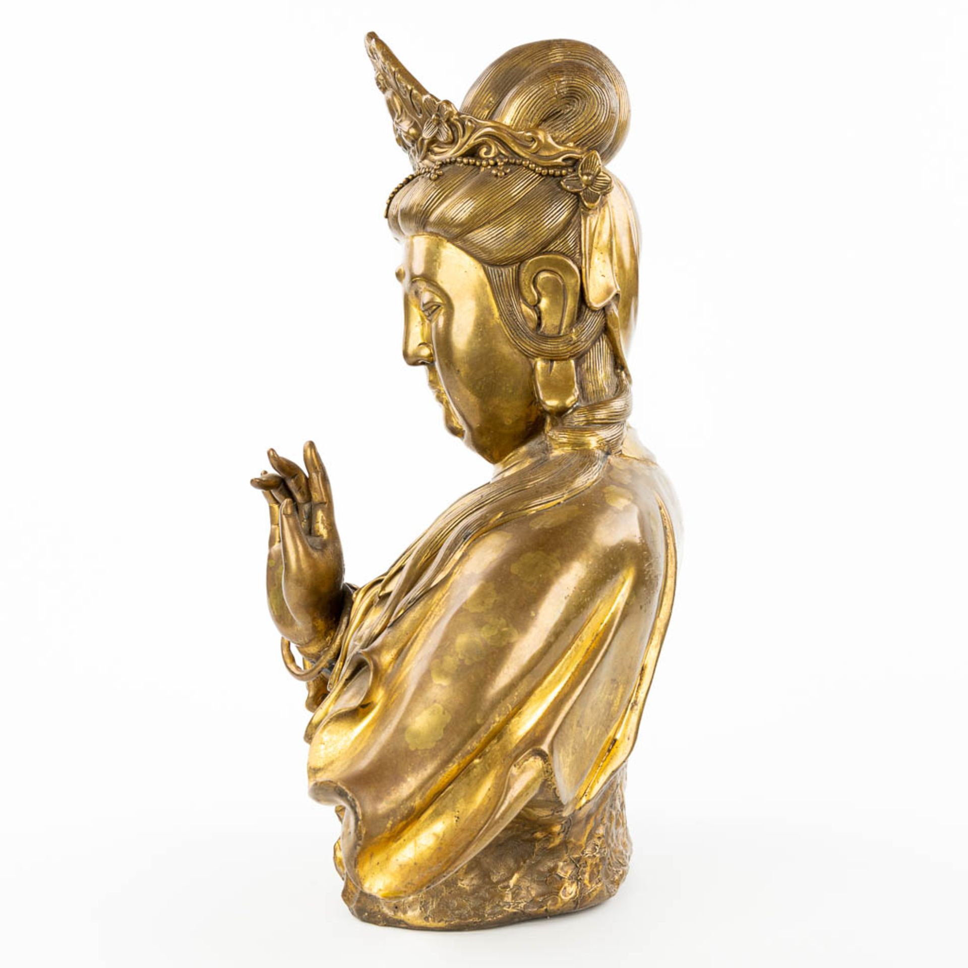 A figurine of Guanyin made of bronze. (H:43cm) - Image 4 of 10