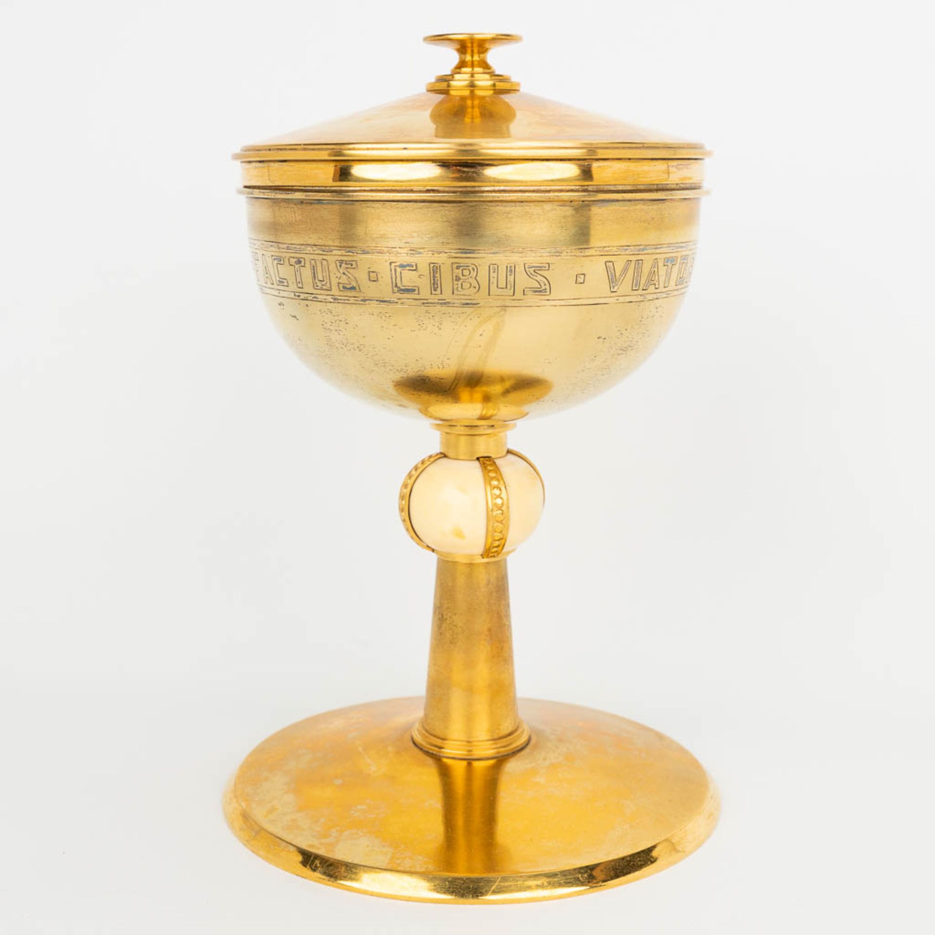 An art deco ciboria 'Viatorum Ecce Panis' and made of gold-plated silver. (H:25cm) - Image 11 of 12