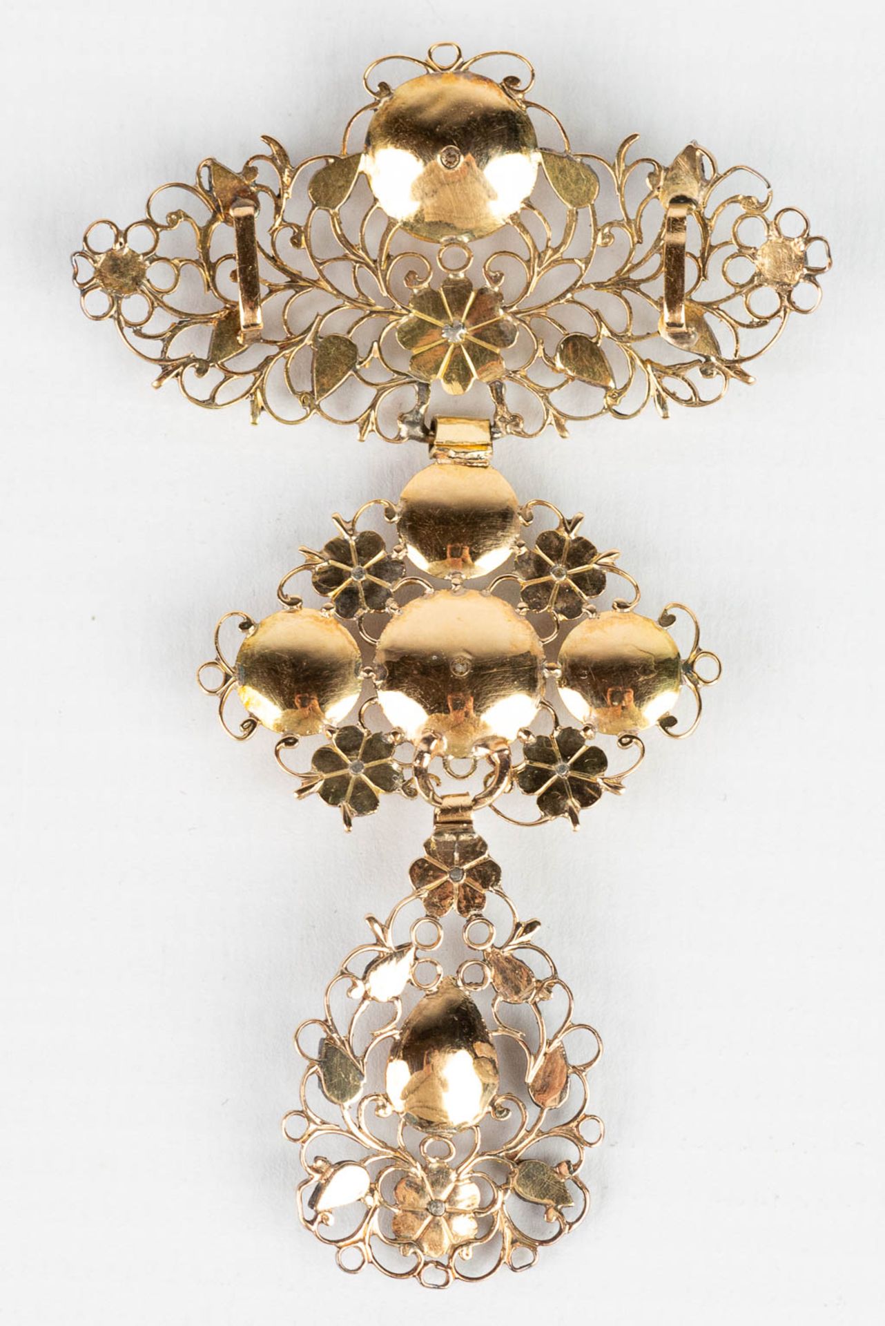 An antique brooch decorated with diamonds and made of 18 ktÊyellow gold. 18th century. (H:8cm) - Image 4 of 7
