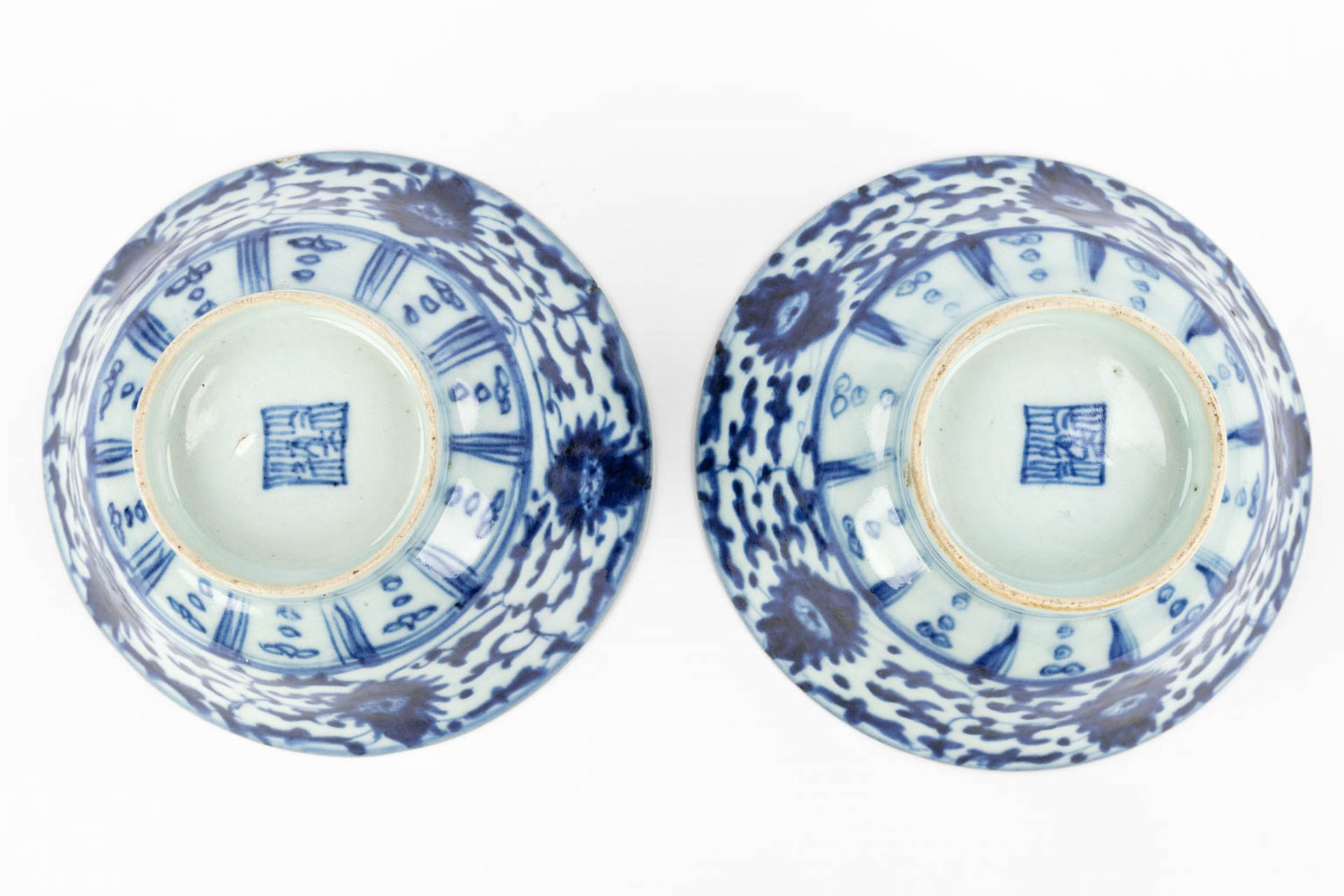 A pair of Chinese bowls made of porcelain with a blue-white decor. (H:7,2cm) - Image 7 of 13