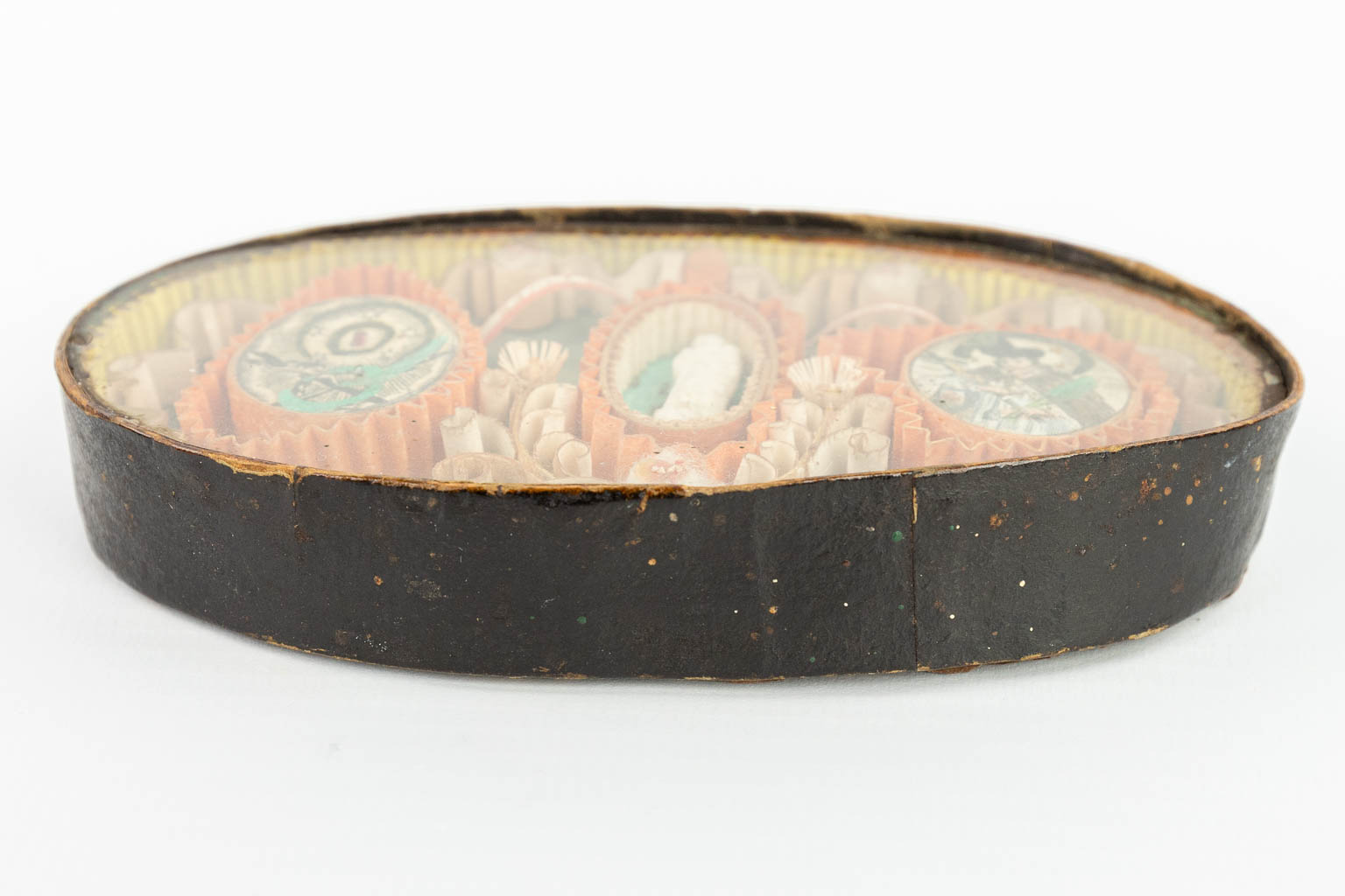 An antique relic in an oval box, marked Agnus Dei, H Reliques. - Image 4 of 11