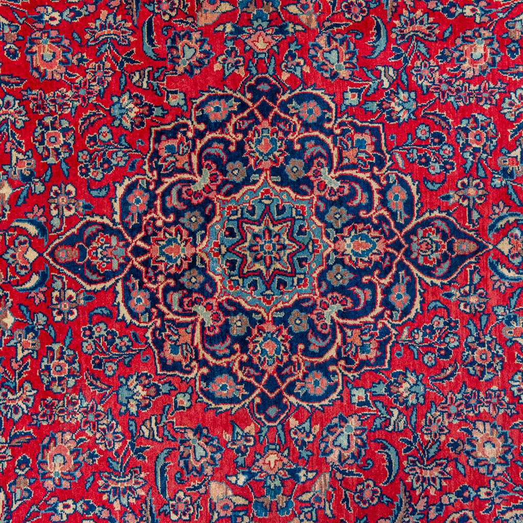 An Oriental hand-made carpet. (204 x 134 cm) - Image 2 of 5