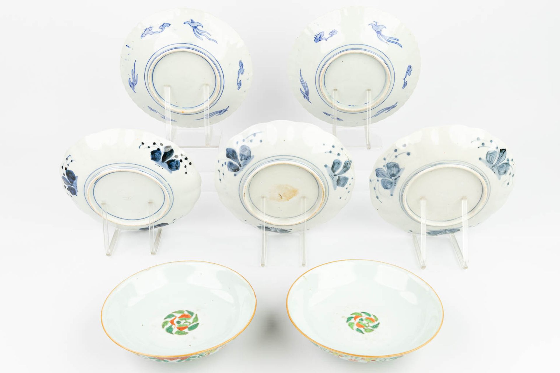 A collection of 7 Chinese and Japanese plates made of porcelain, Imari. - Image 5 of 13