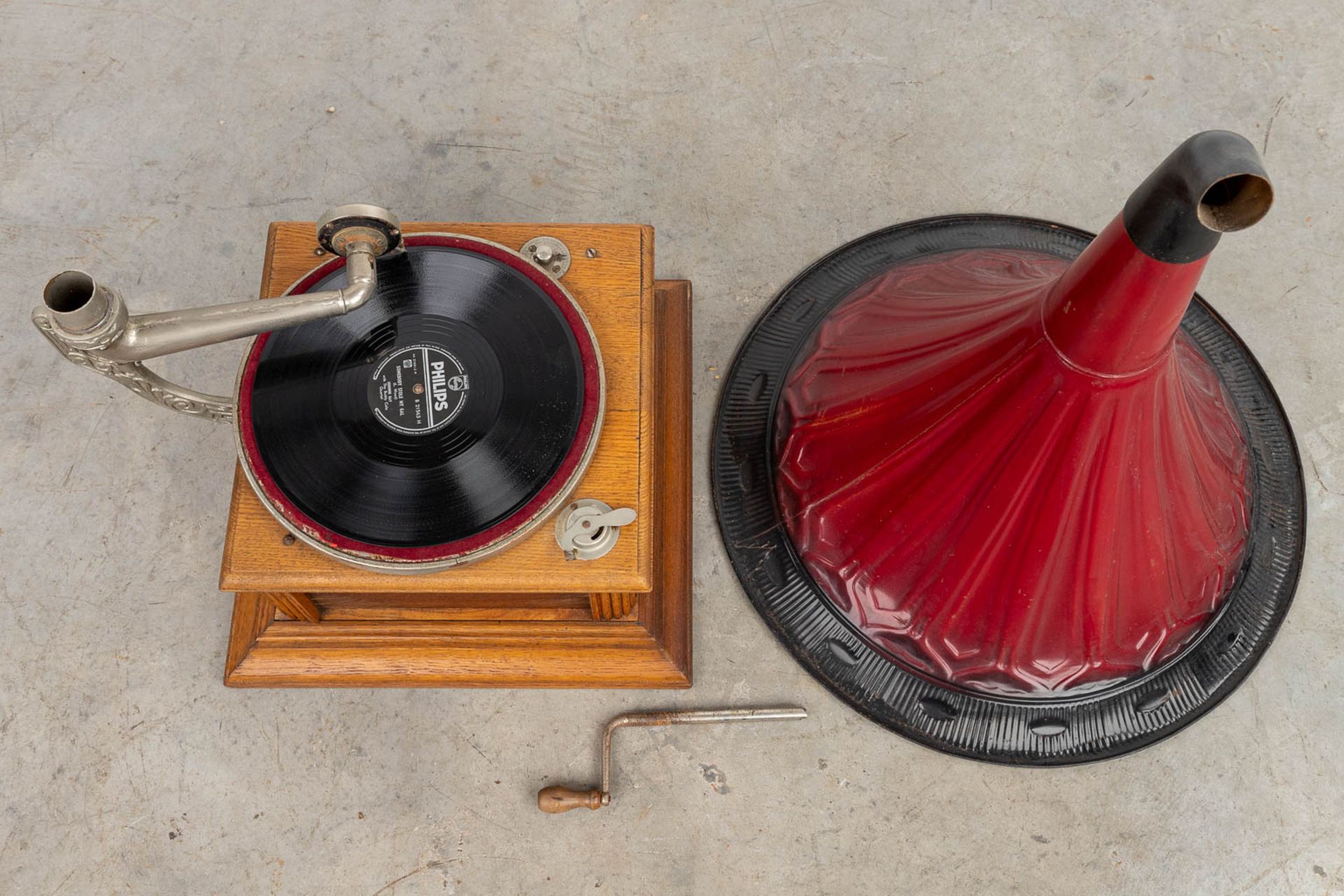 An antique gramophone with large horn and LP's. (H:75cm) - Bild 5 aus 10