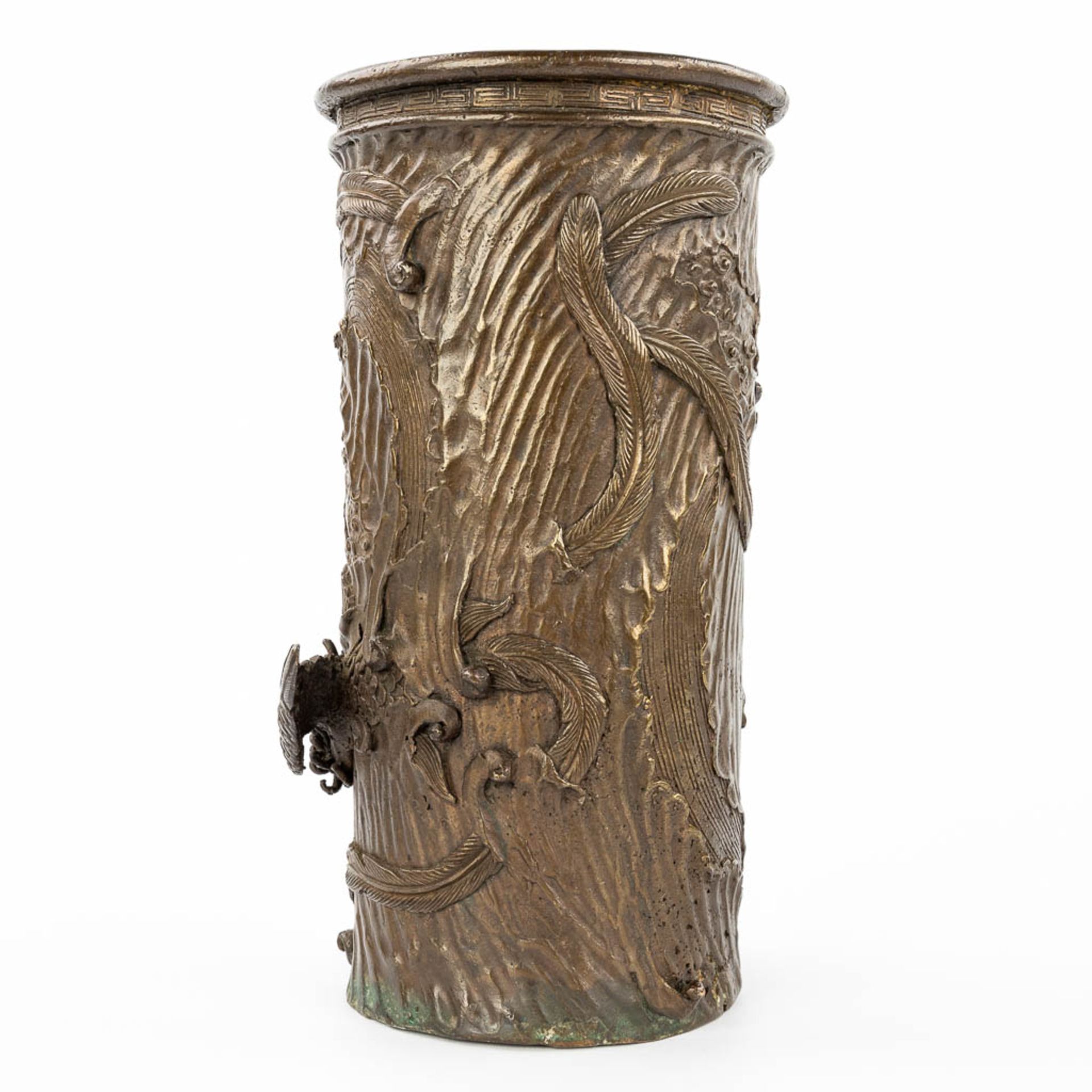 A brush pot made of bronze and decorated with mythological figurines, cranes and bonsai tree. (H:25) - Bild 4 aus 11