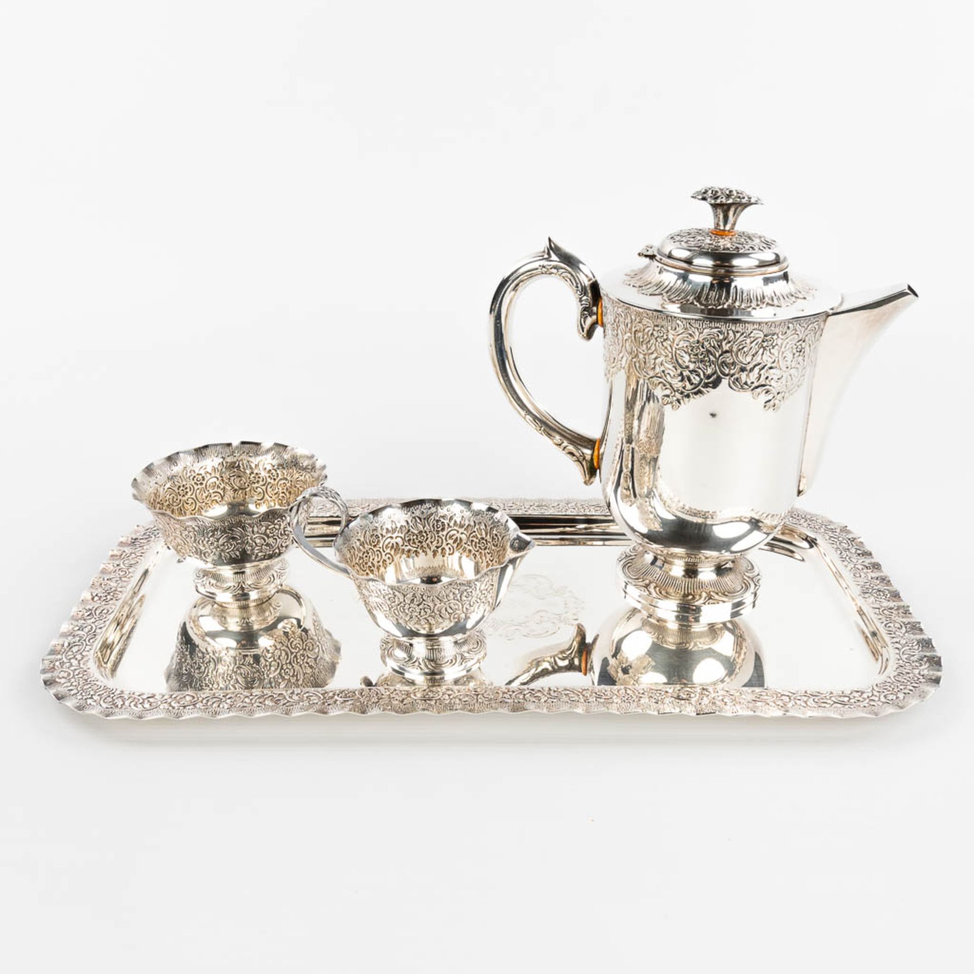 A silver-plated coffee service on a platter with sugar pot, coffee pot and milk jug. (H:22cm)