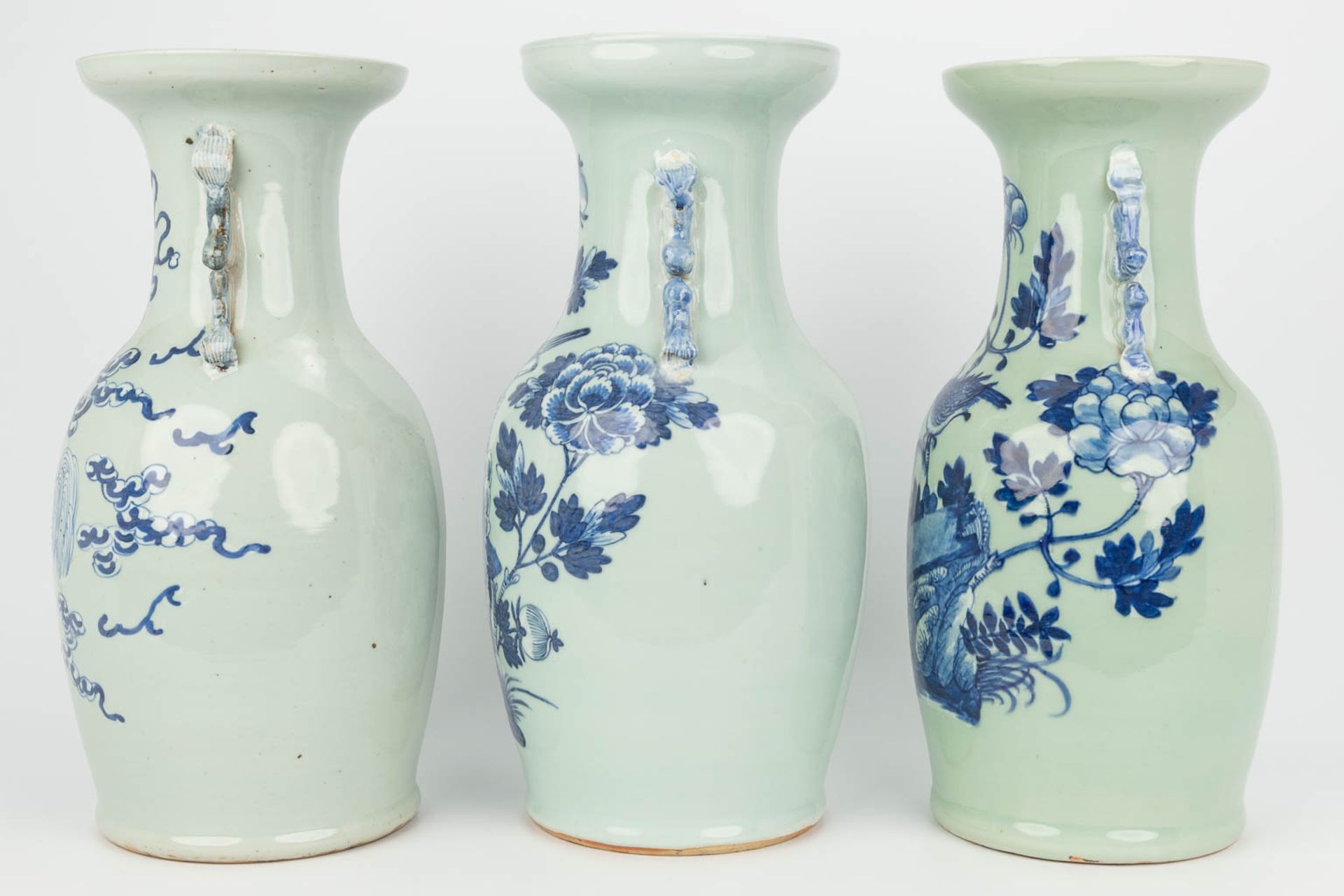 A collection of 3 vases made of Chinese porcelain with blue-white decor. (H:42cm) - Bild 11 aus 17