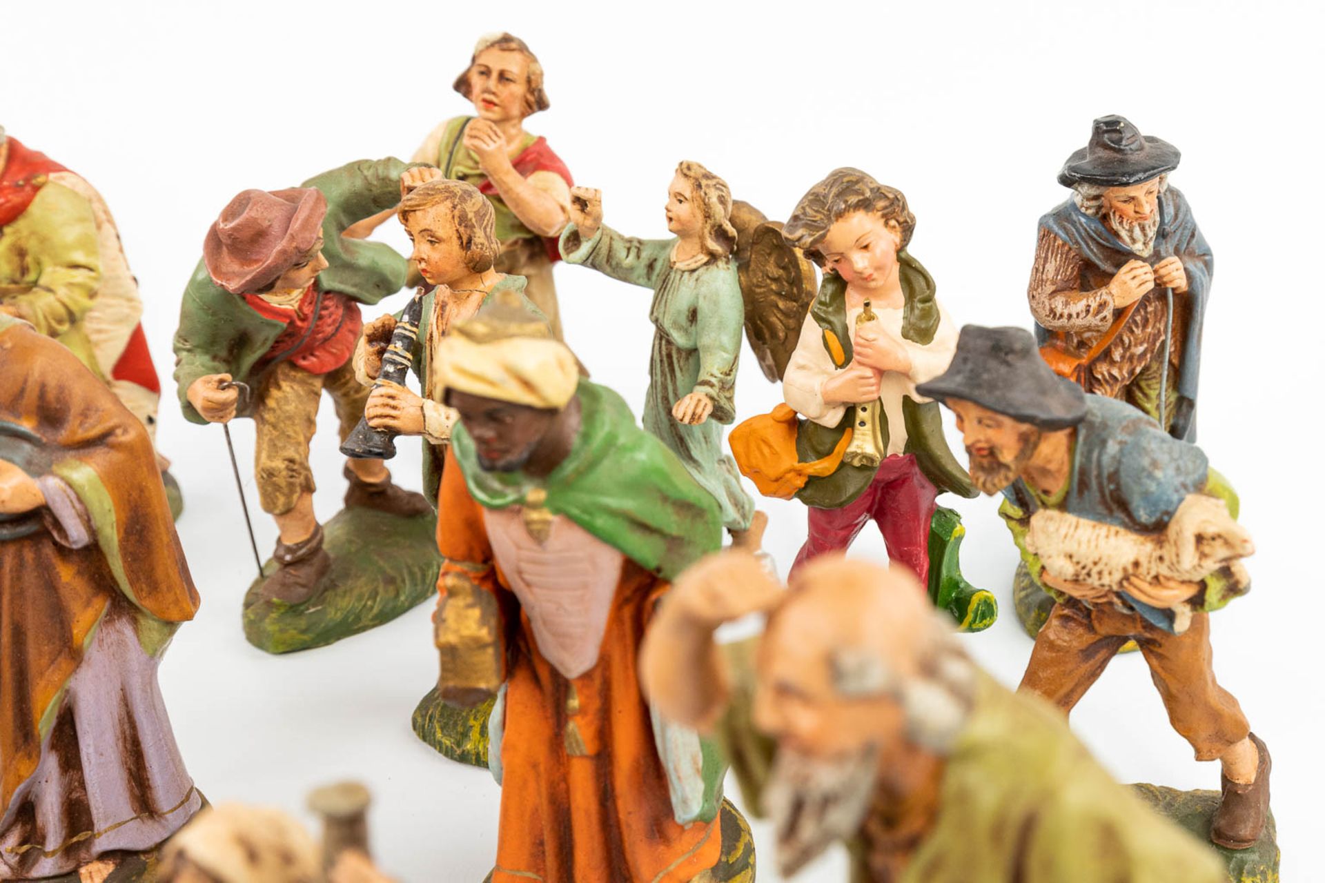 A large and extended Nativity scene with figurines and animals made of papier maché. - Image 14 of 20