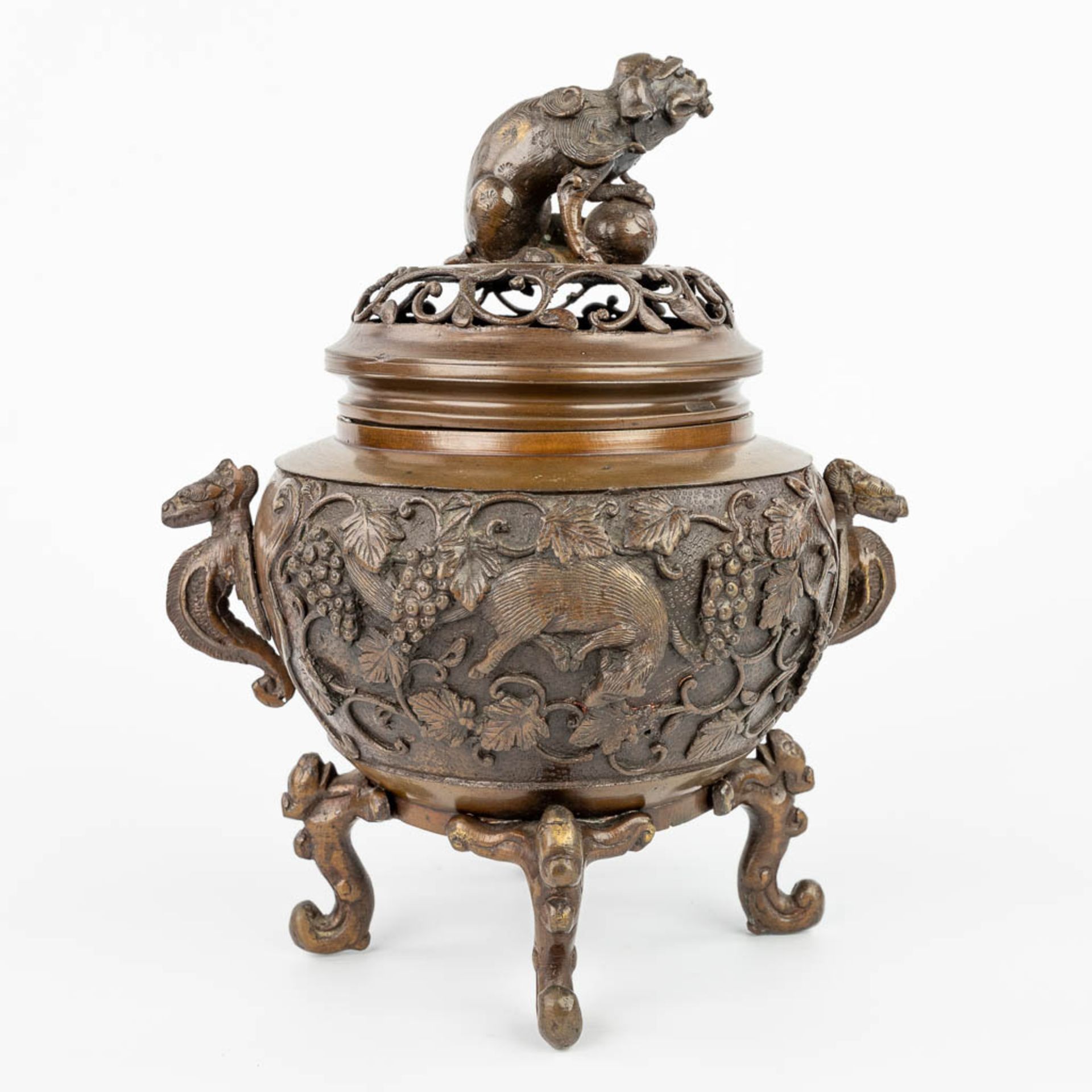 An Oriental Brûle Parfum made of patinated bronze and decorated with figurines. (H:28cm) - Image 6 of 16