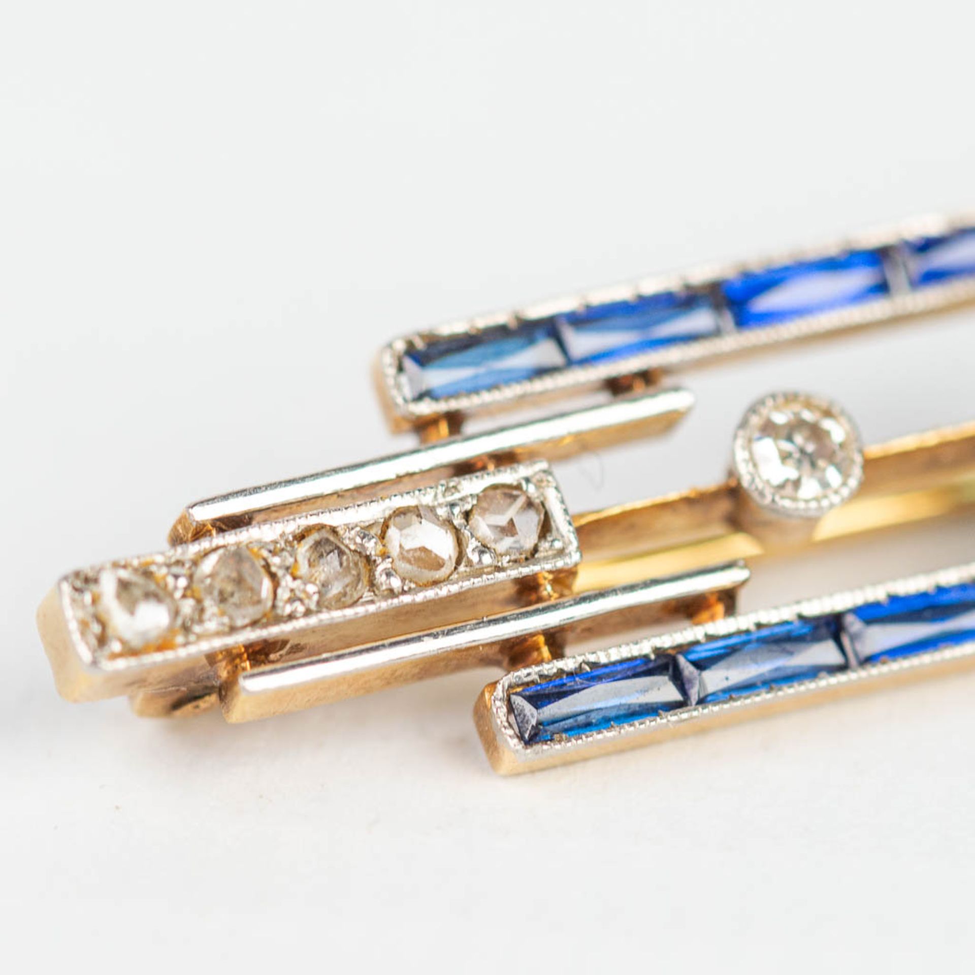 A small brooch made of yellow and white gold in art deco style, with blue sapphires. - Image 10 of 10